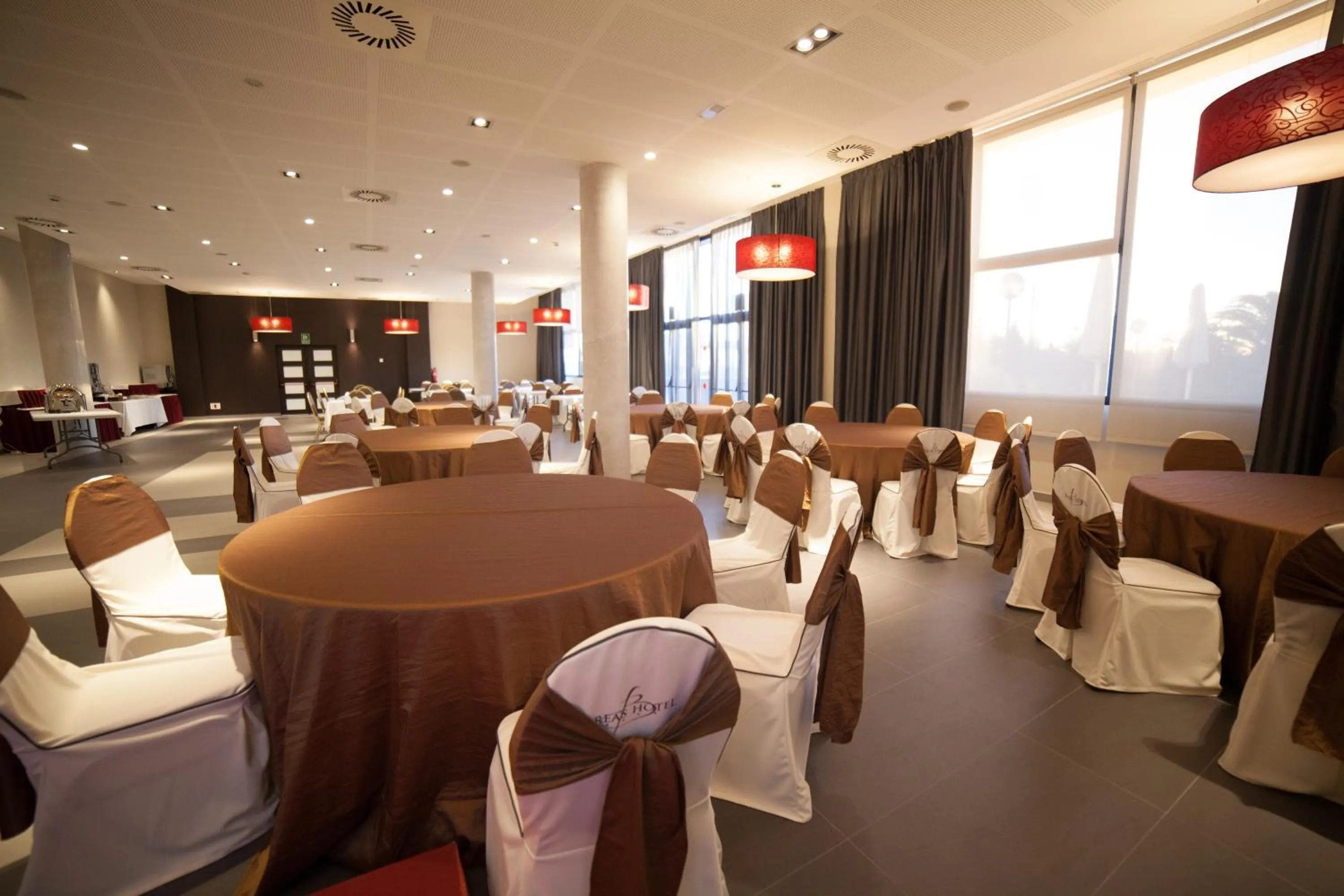 Restaurant/places to eat in Brea's Hotel