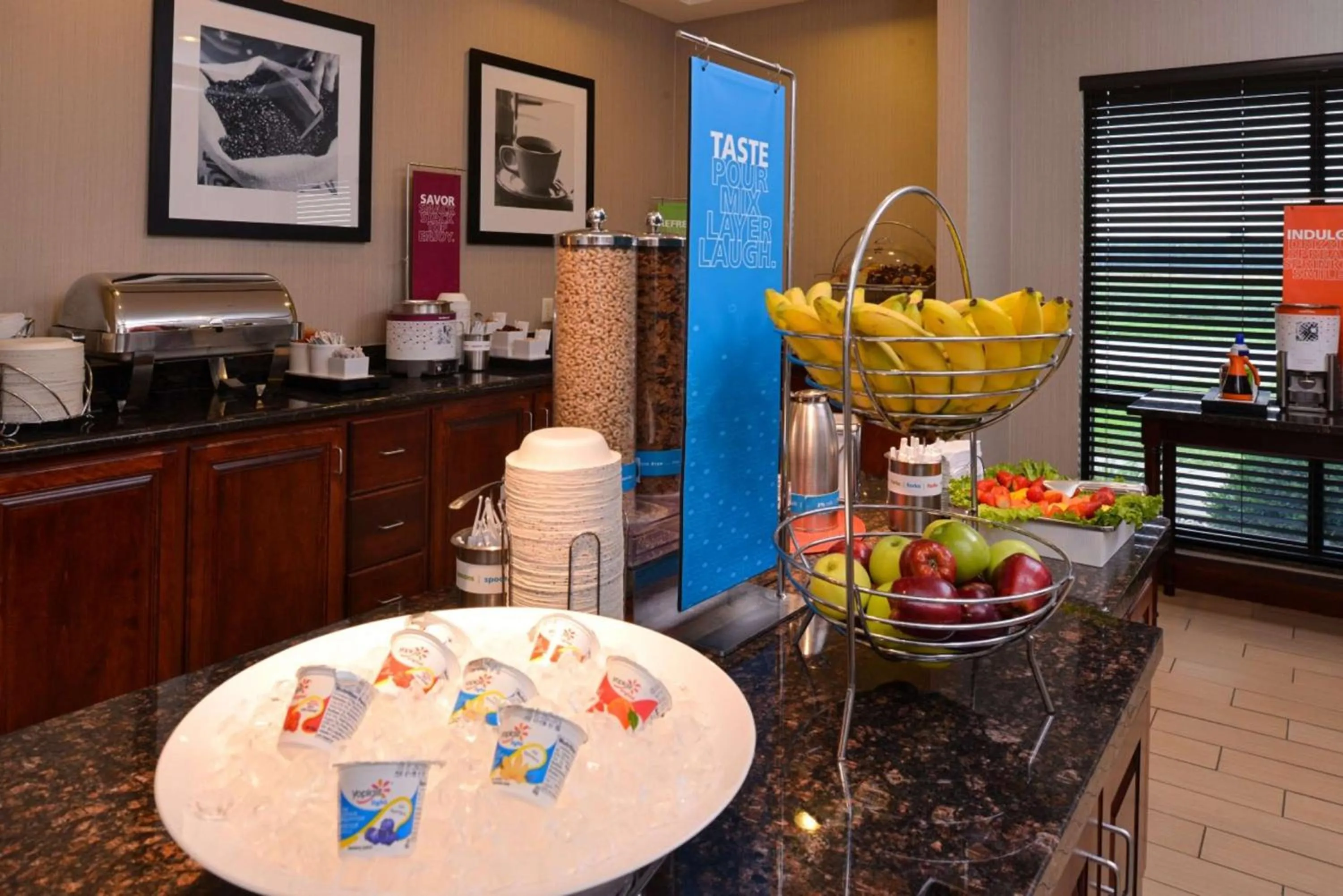 Dining area in Hampton By Hilton Lincoln