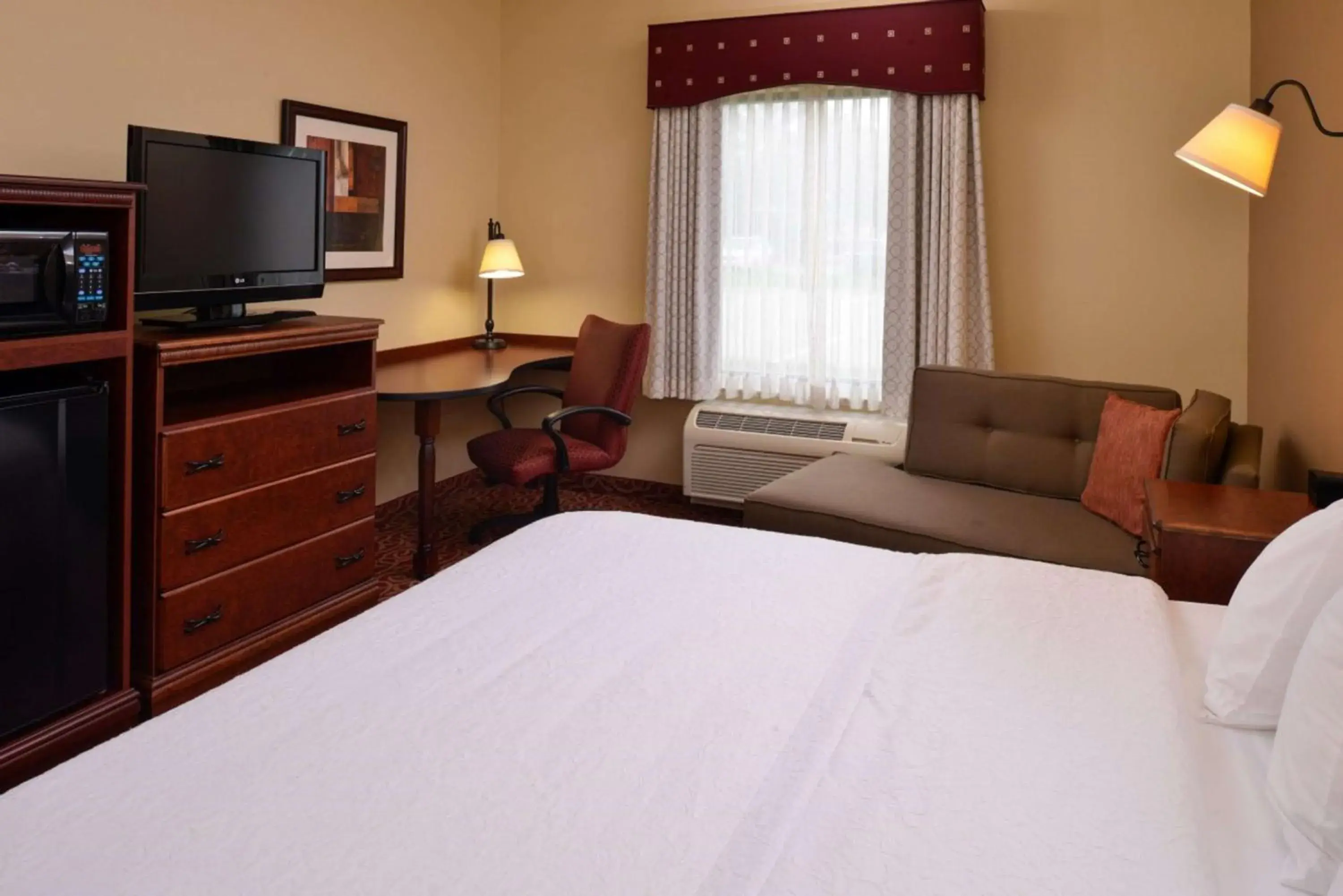 King Room - Mobility Access/Non-Smoking in Hampton By Hilton Lincoln King Room - Mobility Access/Non-Smoking in Hampton By Hilton Lincoln