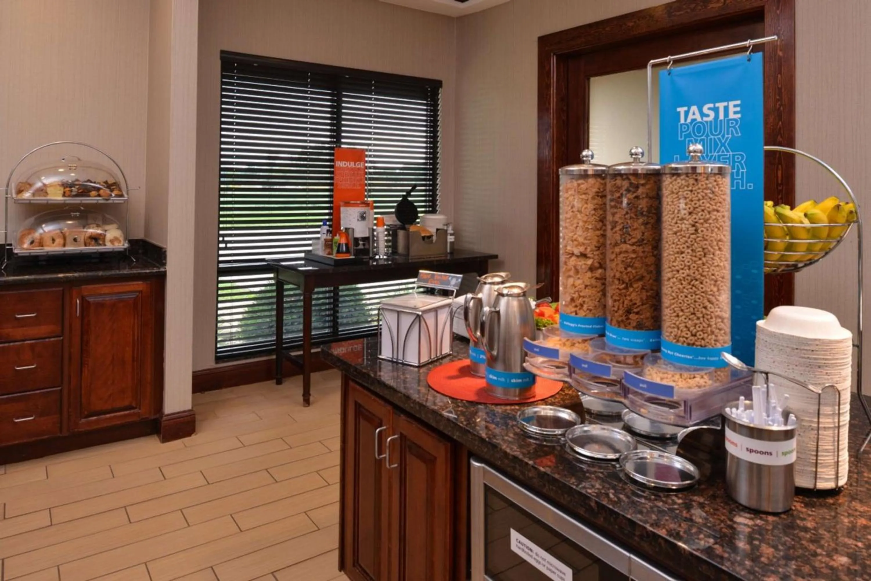 Dining area in Hampton By Hilton Lincoln