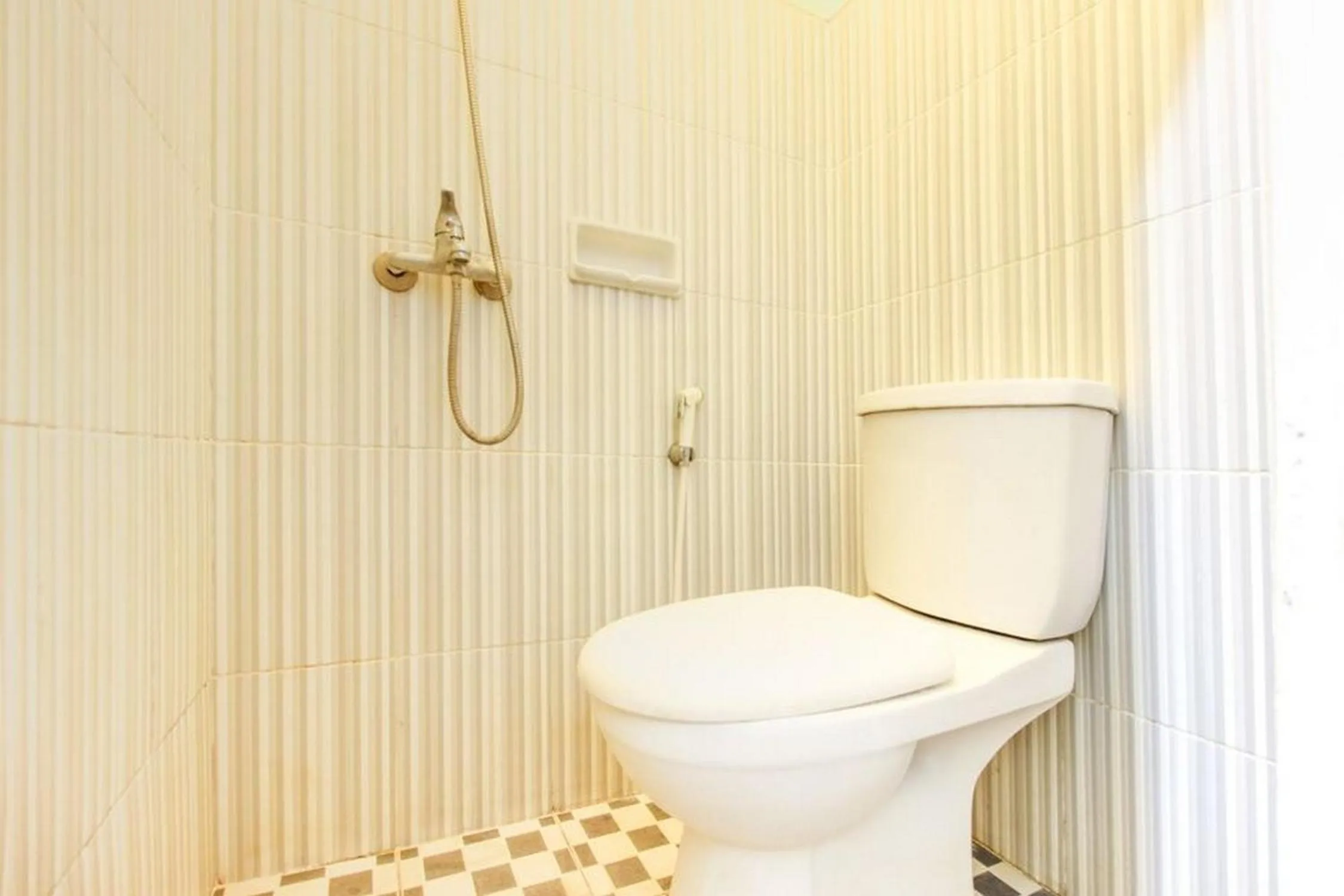 Bathroom in RedDoorz near AMIKOM Yogyakarta 2