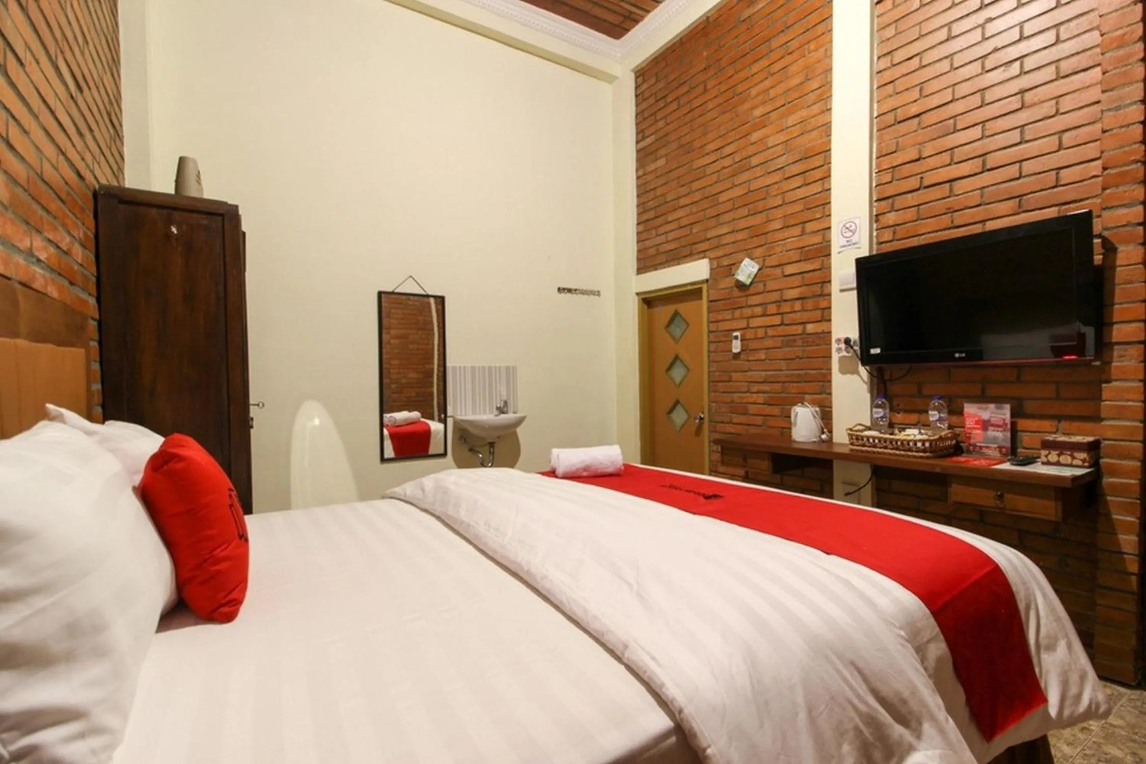 Bed in RedDoorz near AMIKOM Yogyakarta 2