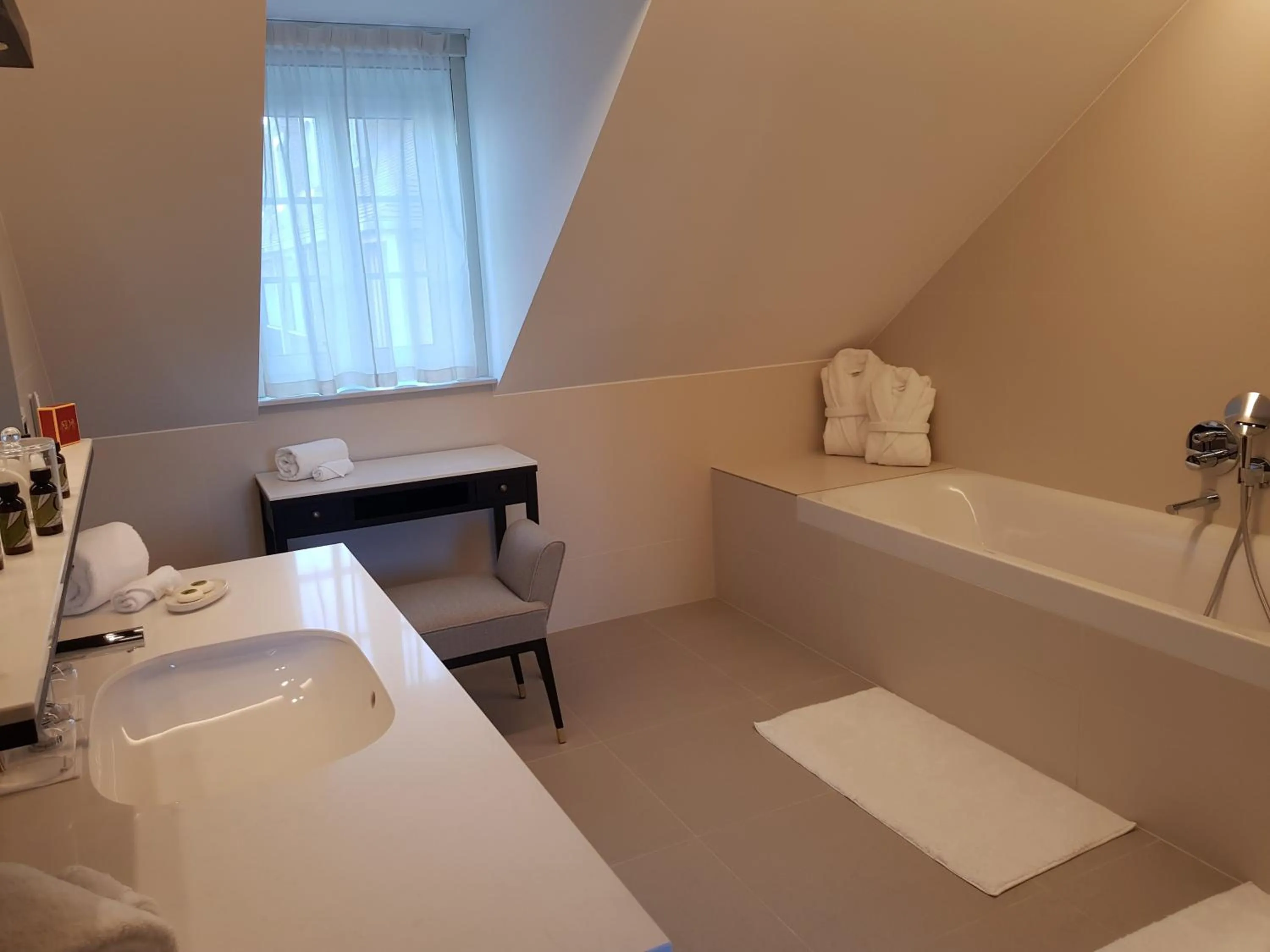 Shower in Château Saint-Jean, Relais & Châteaux