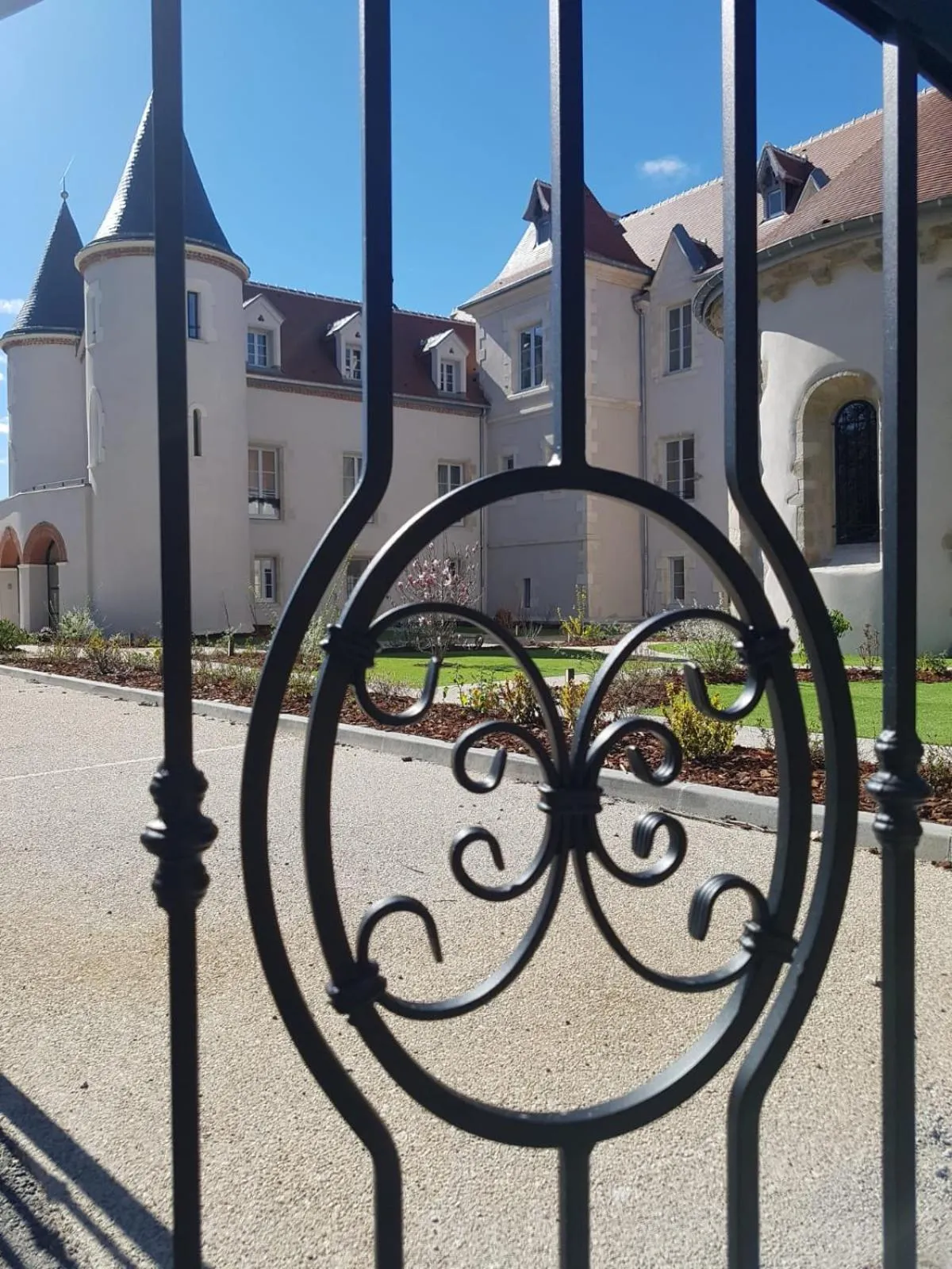 Facade/entrance in Château Saint-Jean, Relais & Châteaux