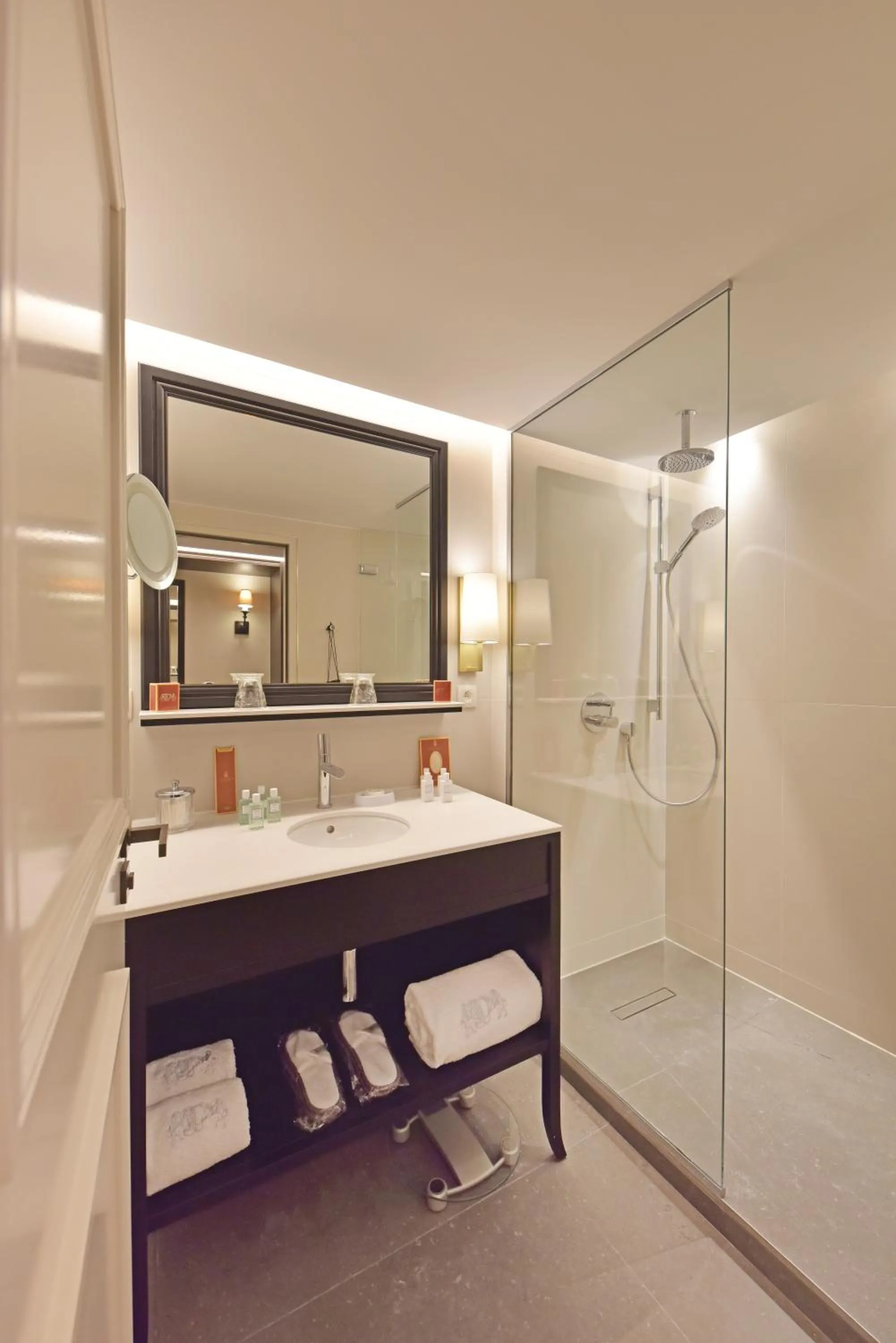 Shower in Château Saint-Jean, Relais & Châteaux