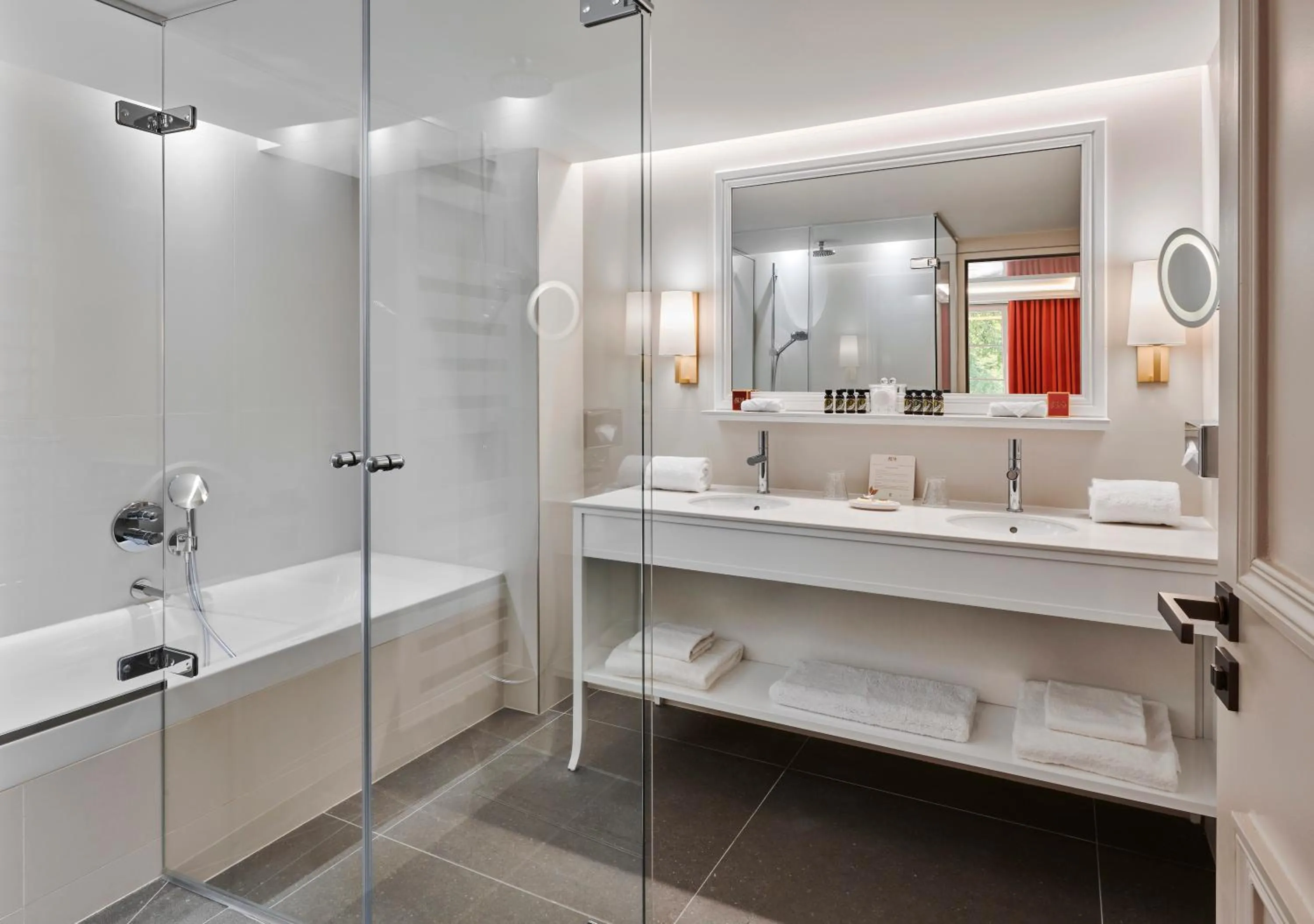 Bathroom in Château Saint-Jean, Relais & Châteaux