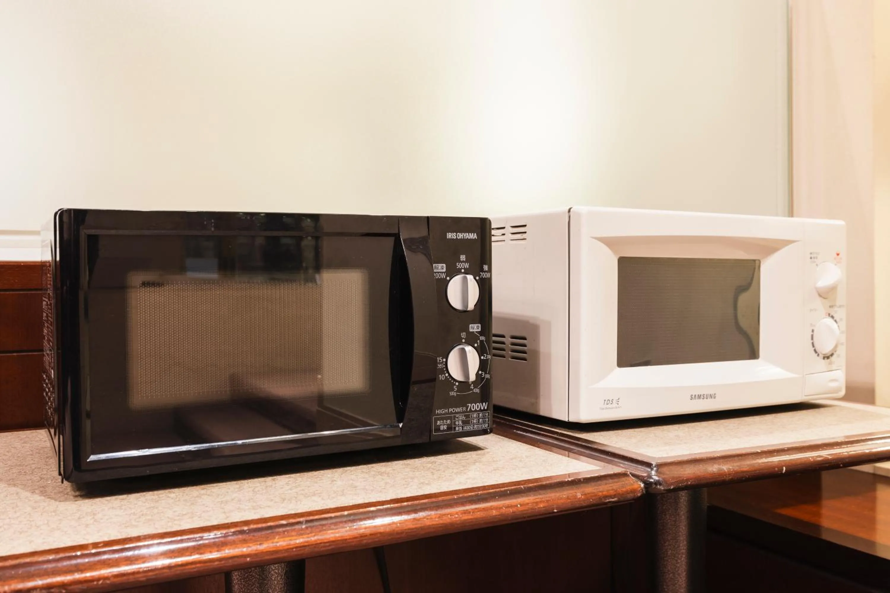 microwave in Hotel Sunroute Niigata