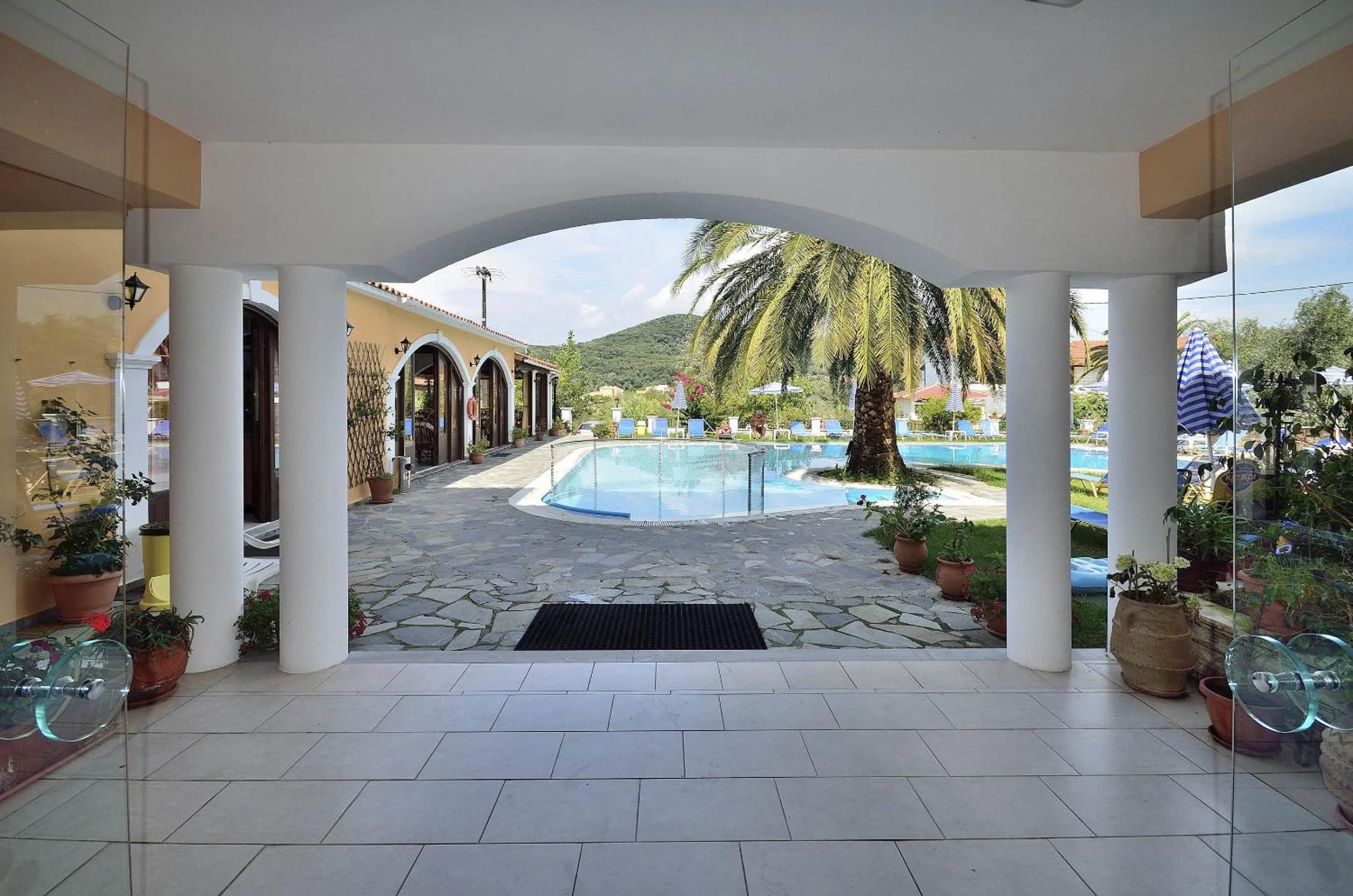 Perros Hotel