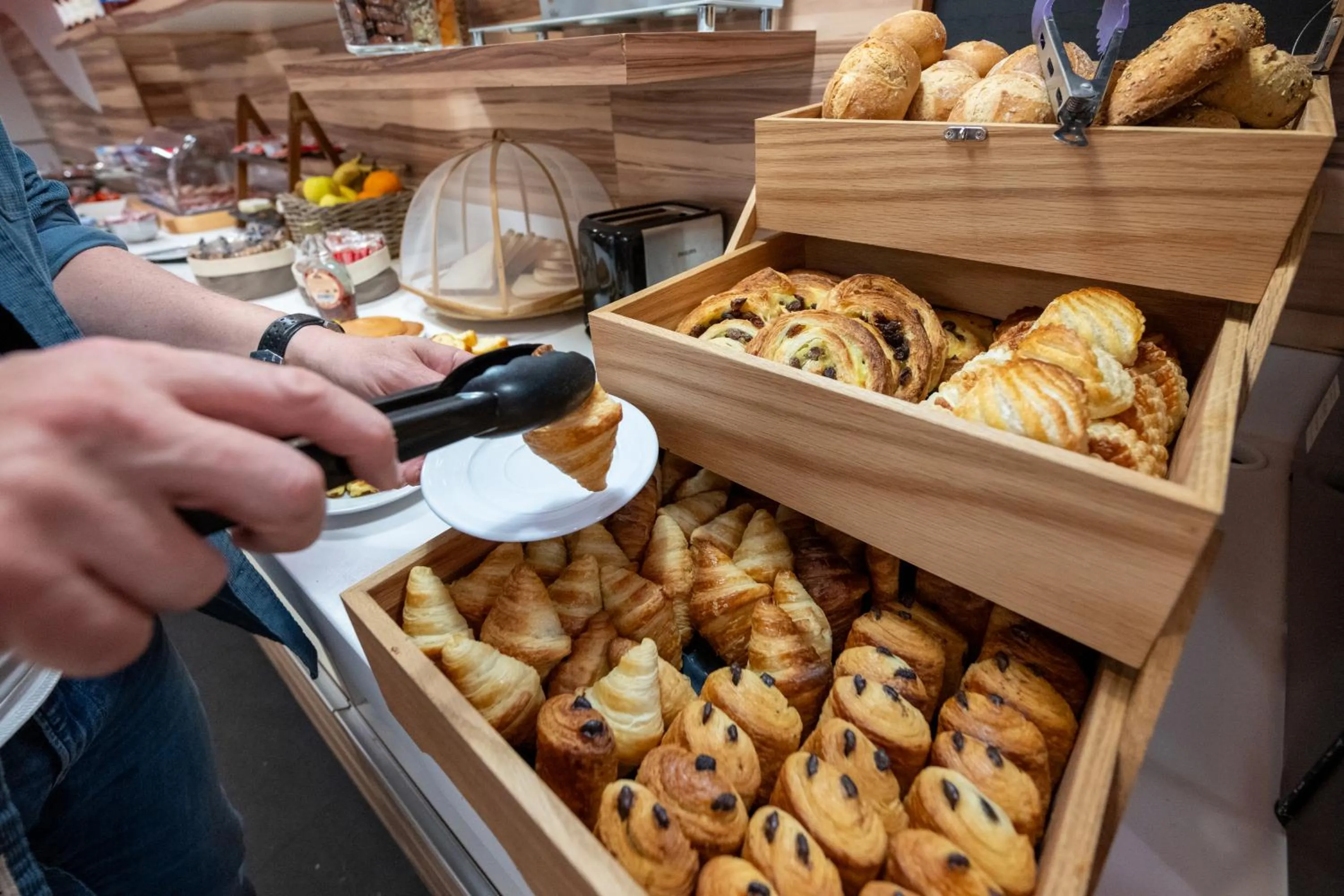 Buffet breakfast in Nemea Appart Hotel Concorde Toulouse Gare Matabiau