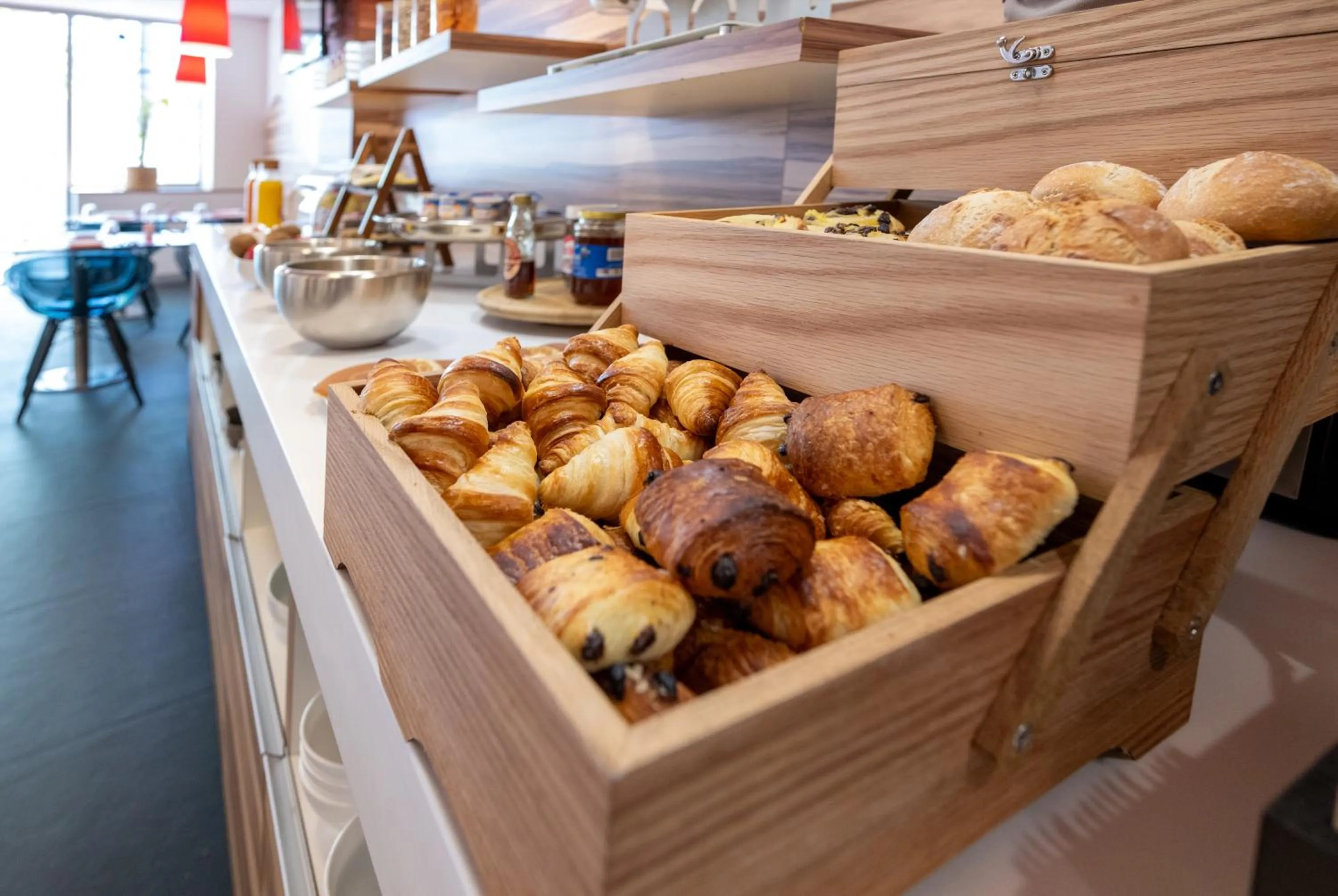 Buffet breakfast in Nemea Appart Hotel Concorde Toulouse Gare Matabiau