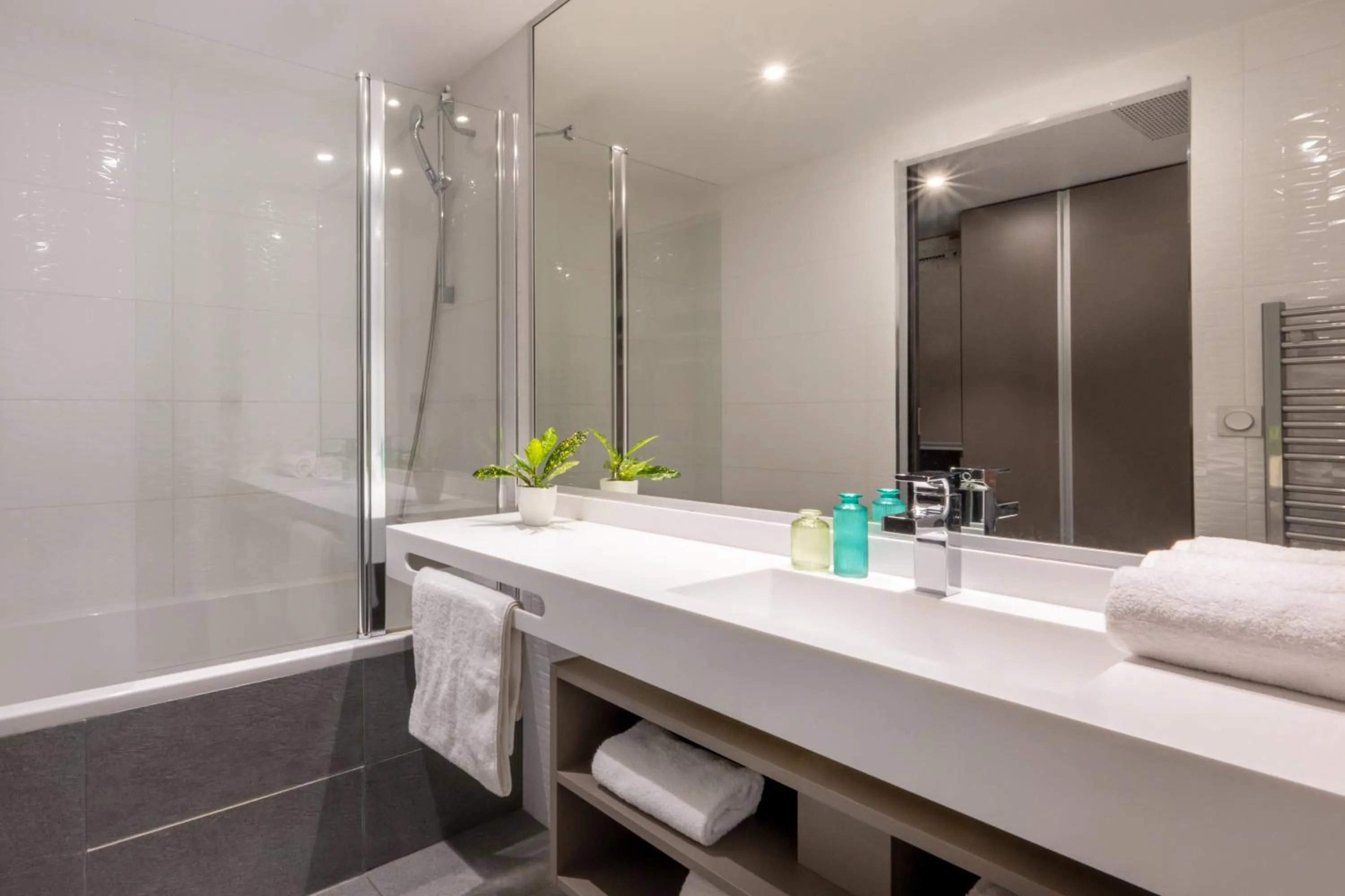 Bathroom in Nemea Appart Hotel Concorde Toulouse Gare Matabiau