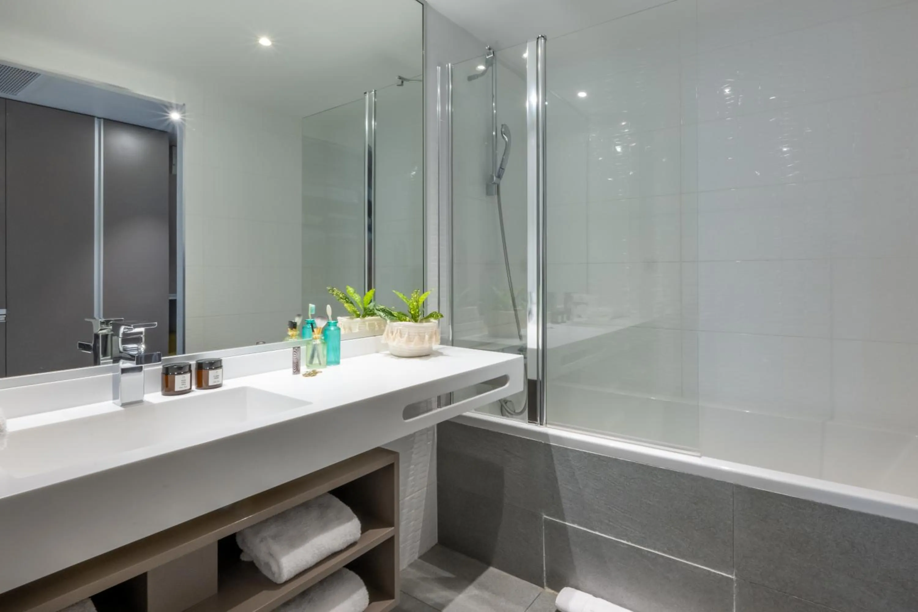 Bathroom in Nemea Appart Hotel Concorde Toulouse Gare Matabiau