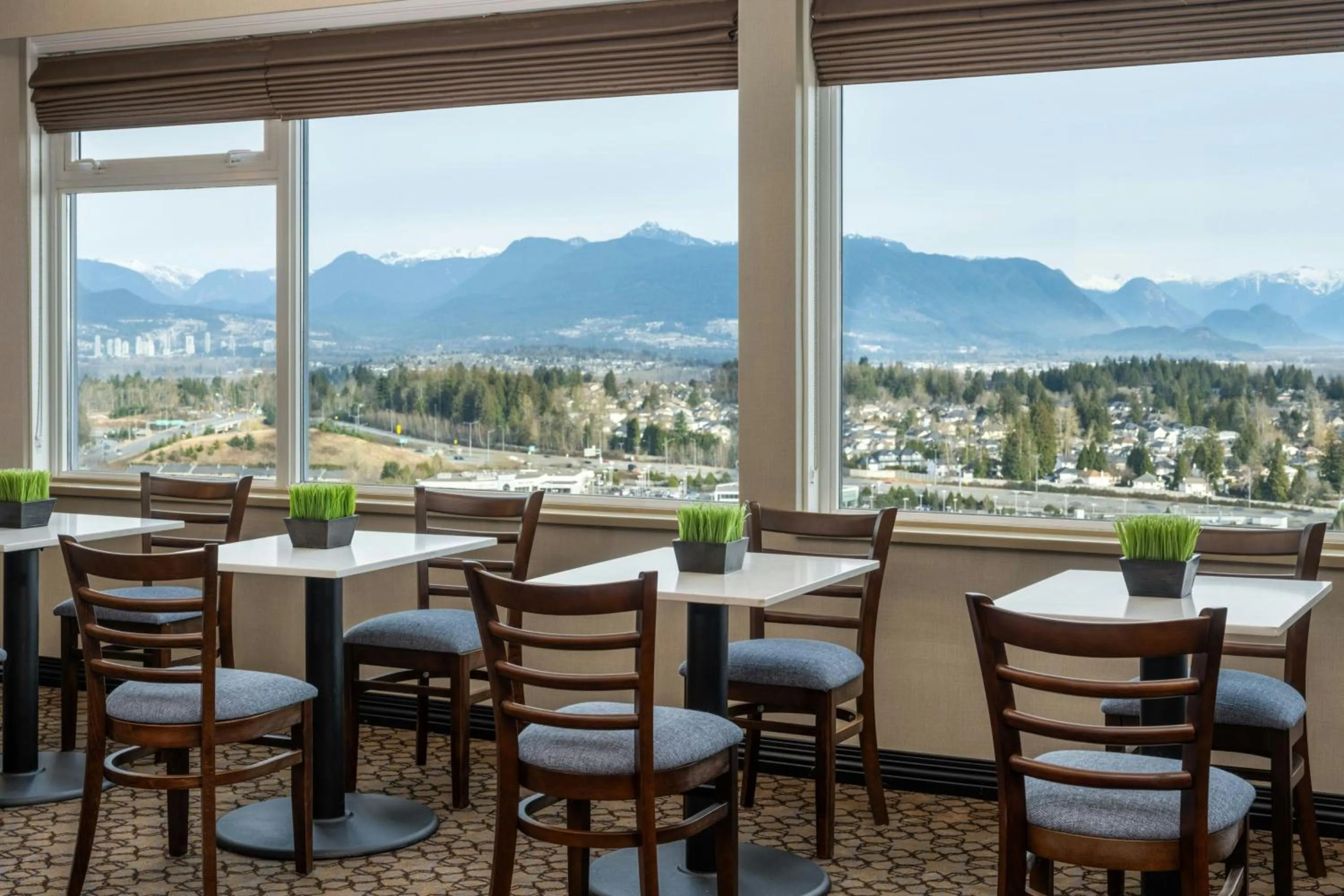 Lounge or bar in Sheraton Vancouver Guildford Hotel