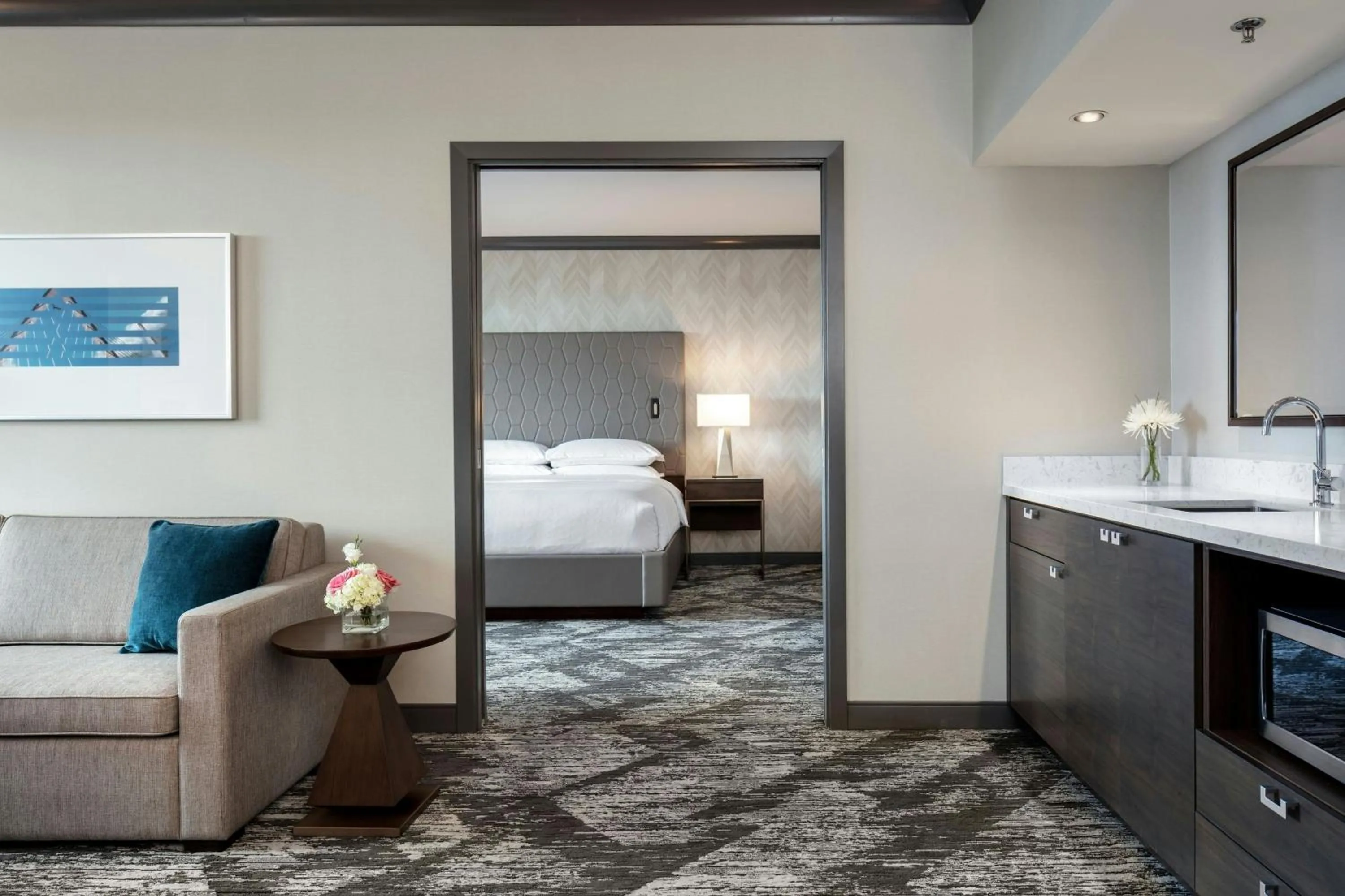 Lounge or bar, Bed in Sheraton Vancouver Guildford Hotel