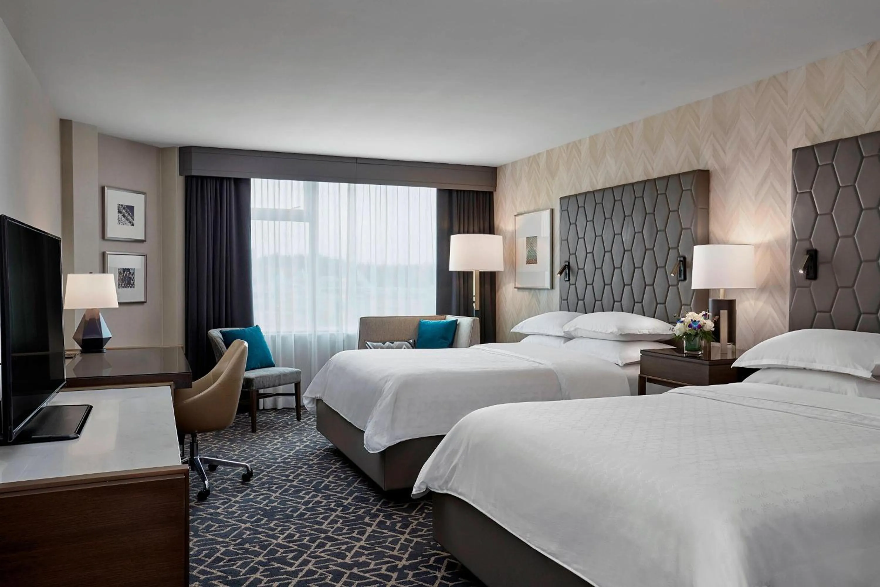 Photo of the whole room, Bed in Sheraton Vancouver Guildford Hotel