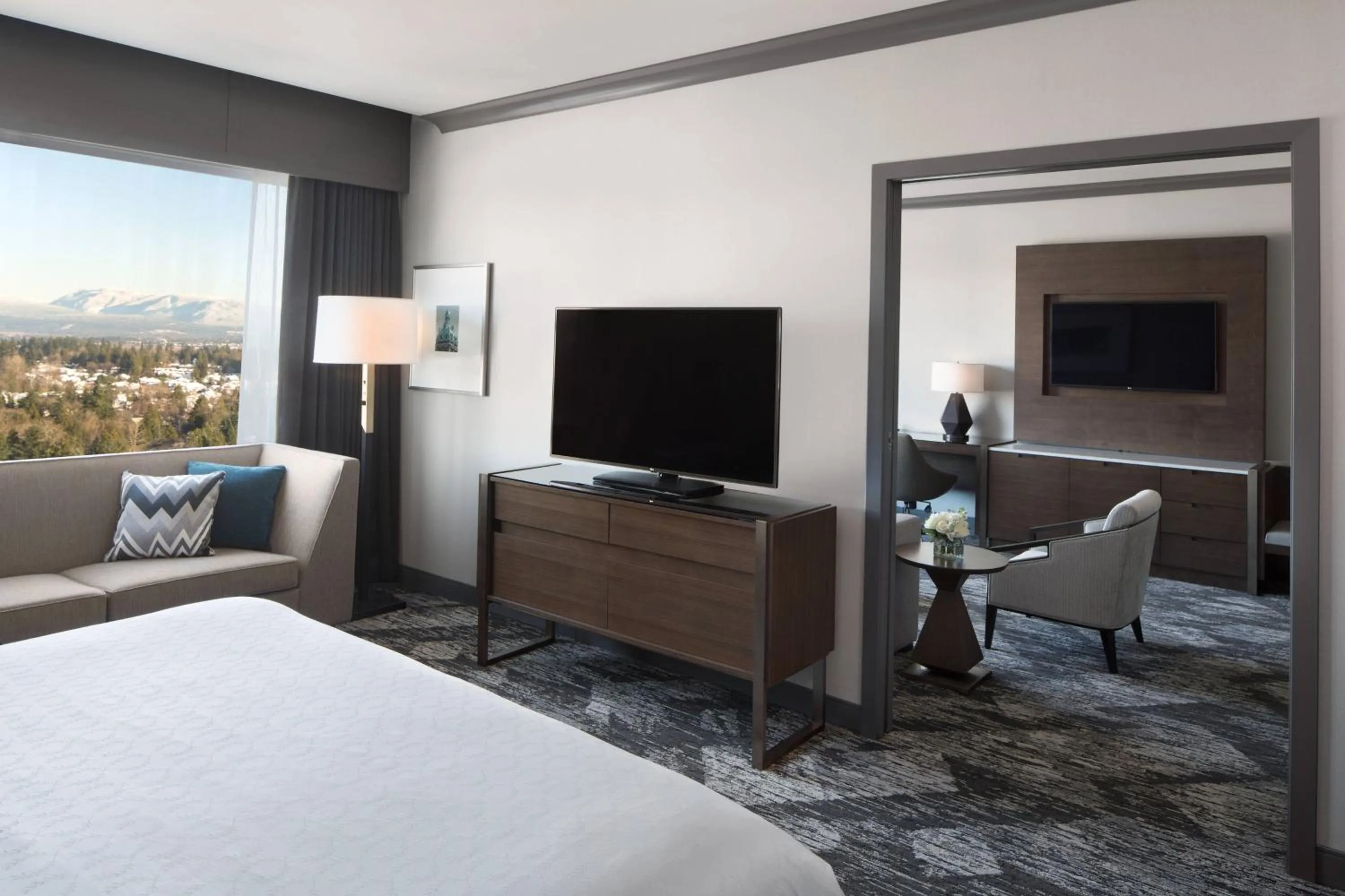 Bedroom, Bed in Sheraton Vancouver Guildford Hotel