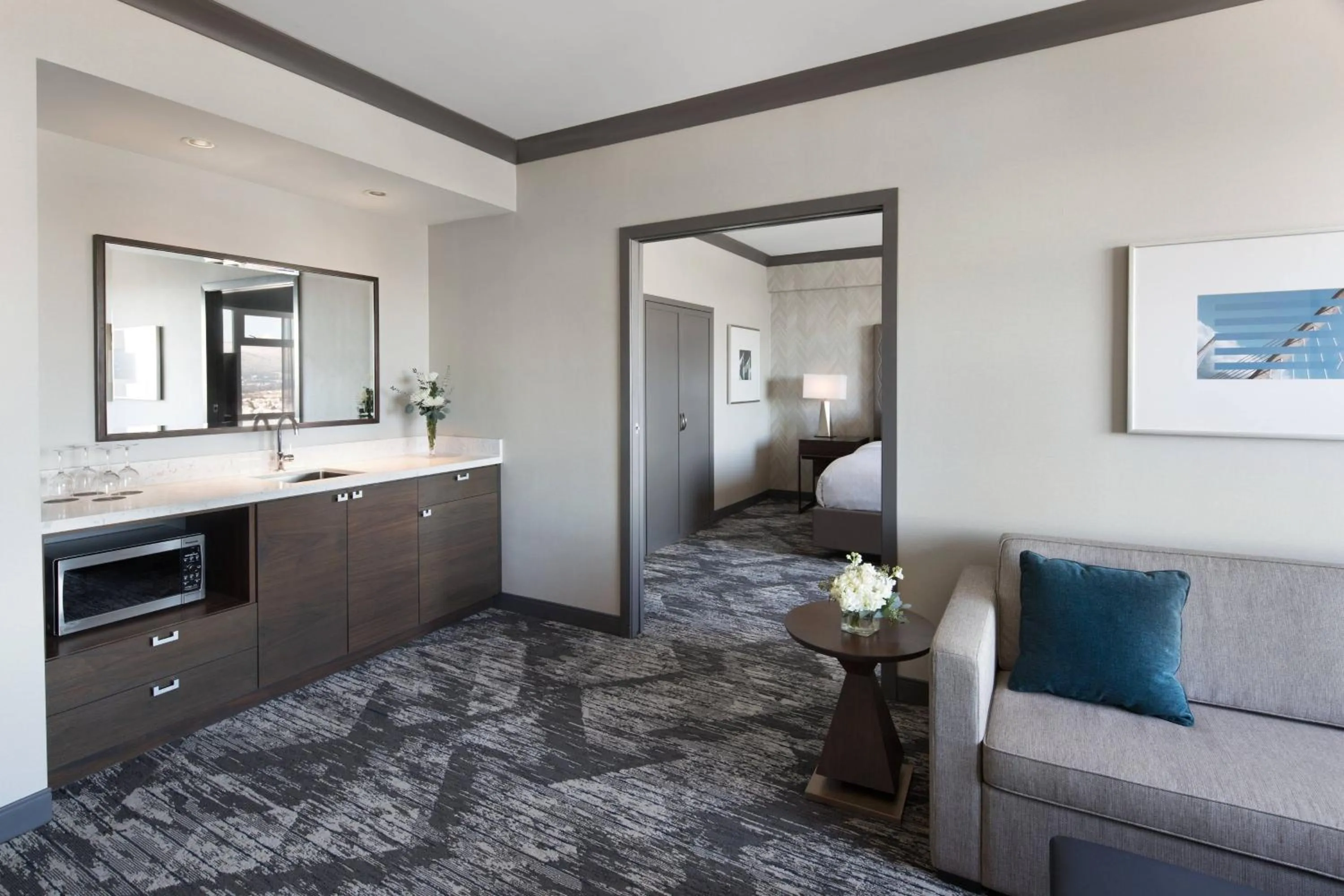 Living room in Sheraton Vancouver Guildford Hotel