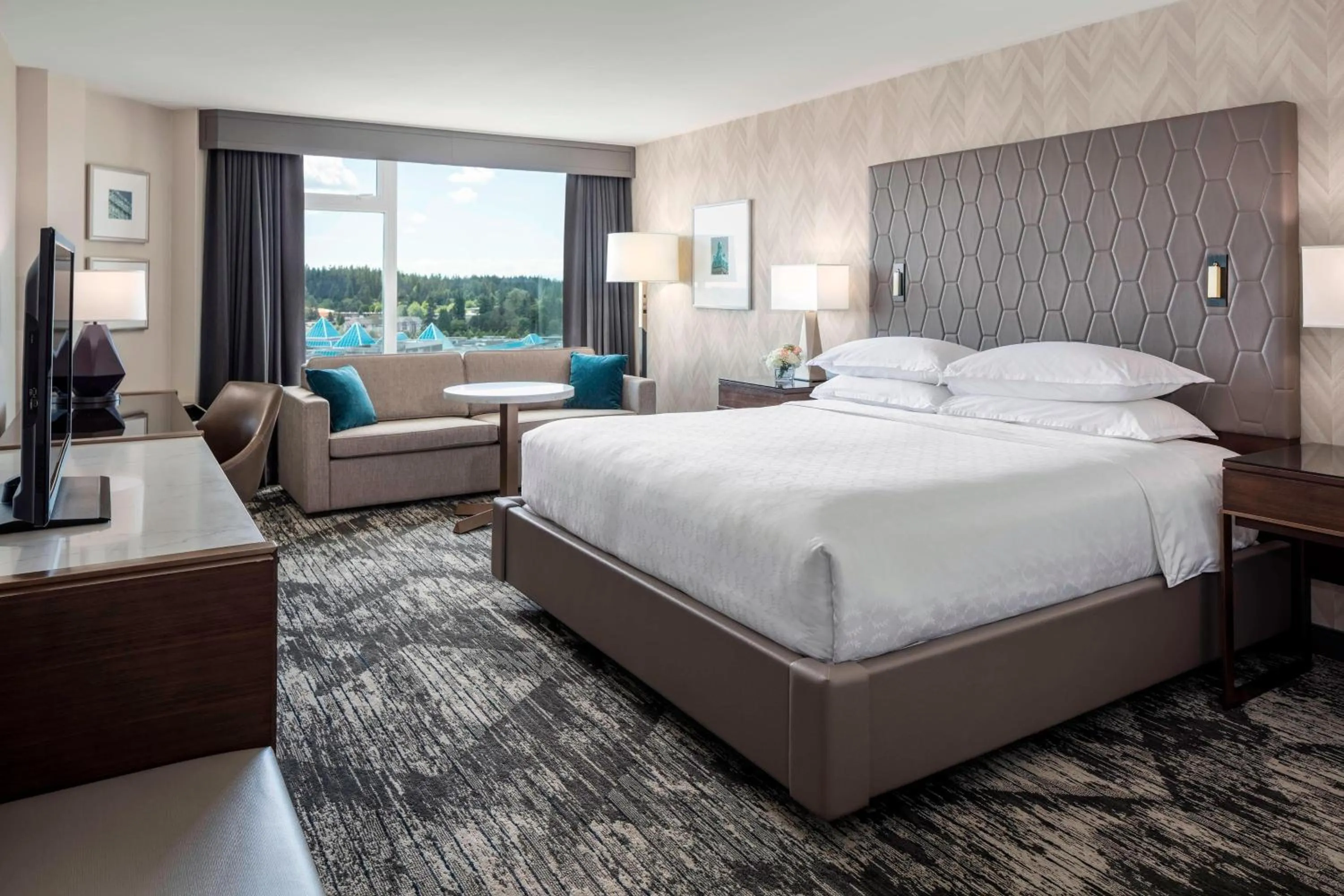 Photo of the whole room, Bed in Sheraton Vancouver Guildford Hotel