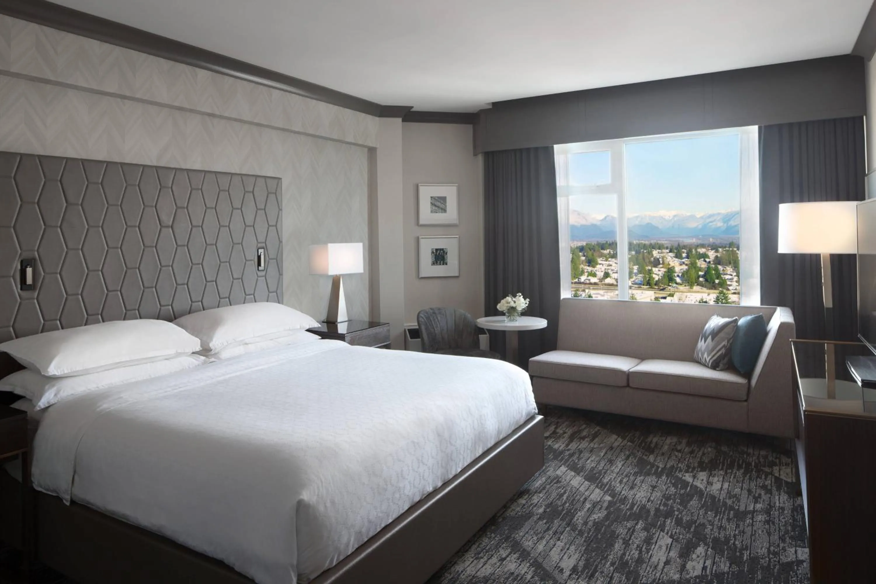 Lounge or bar, Bed in Sheraton Vancouver Guildford Hotel