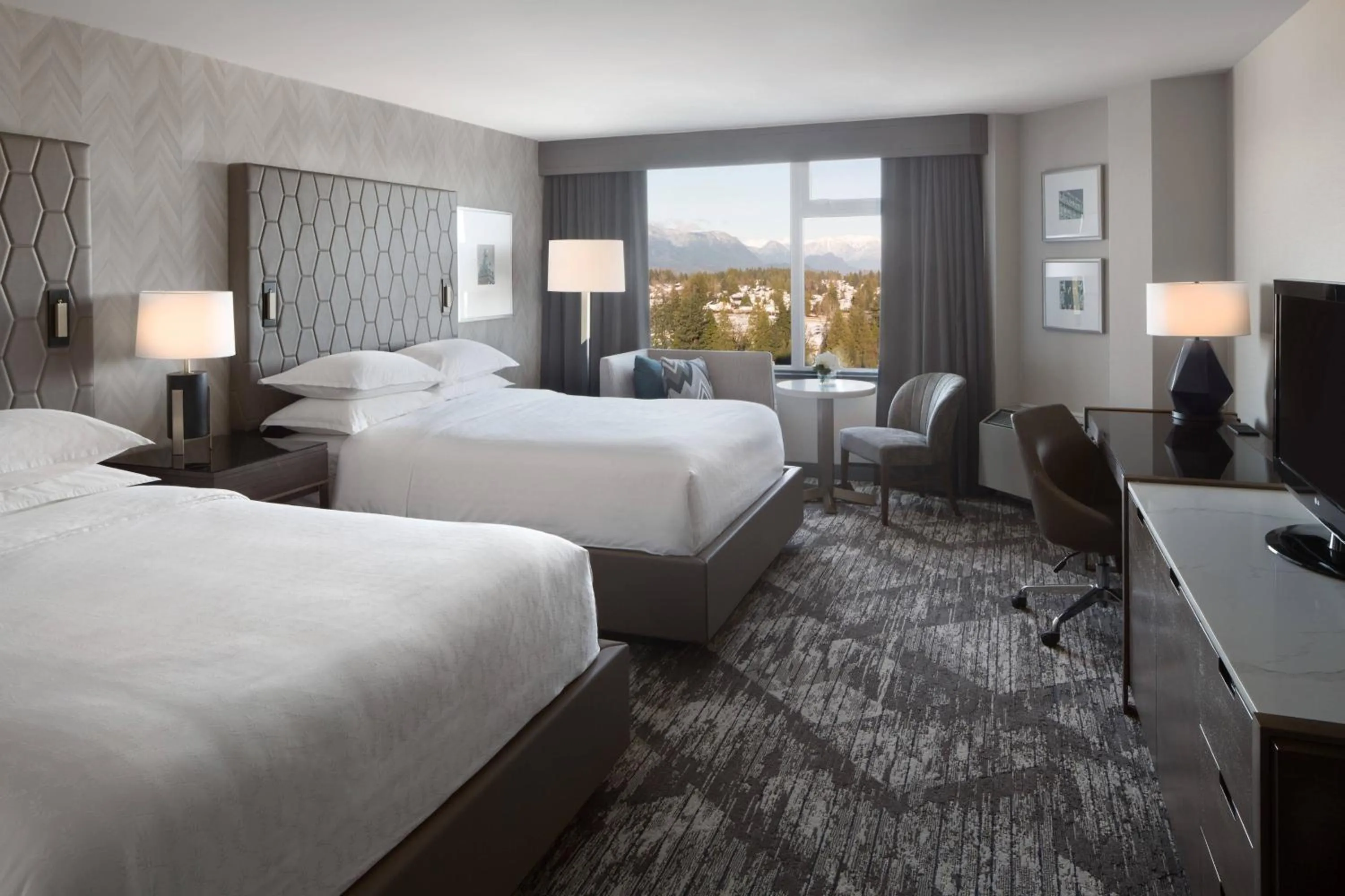 Photo of the whole room, Bed in Sheraton Vancouver Guildford Hotel