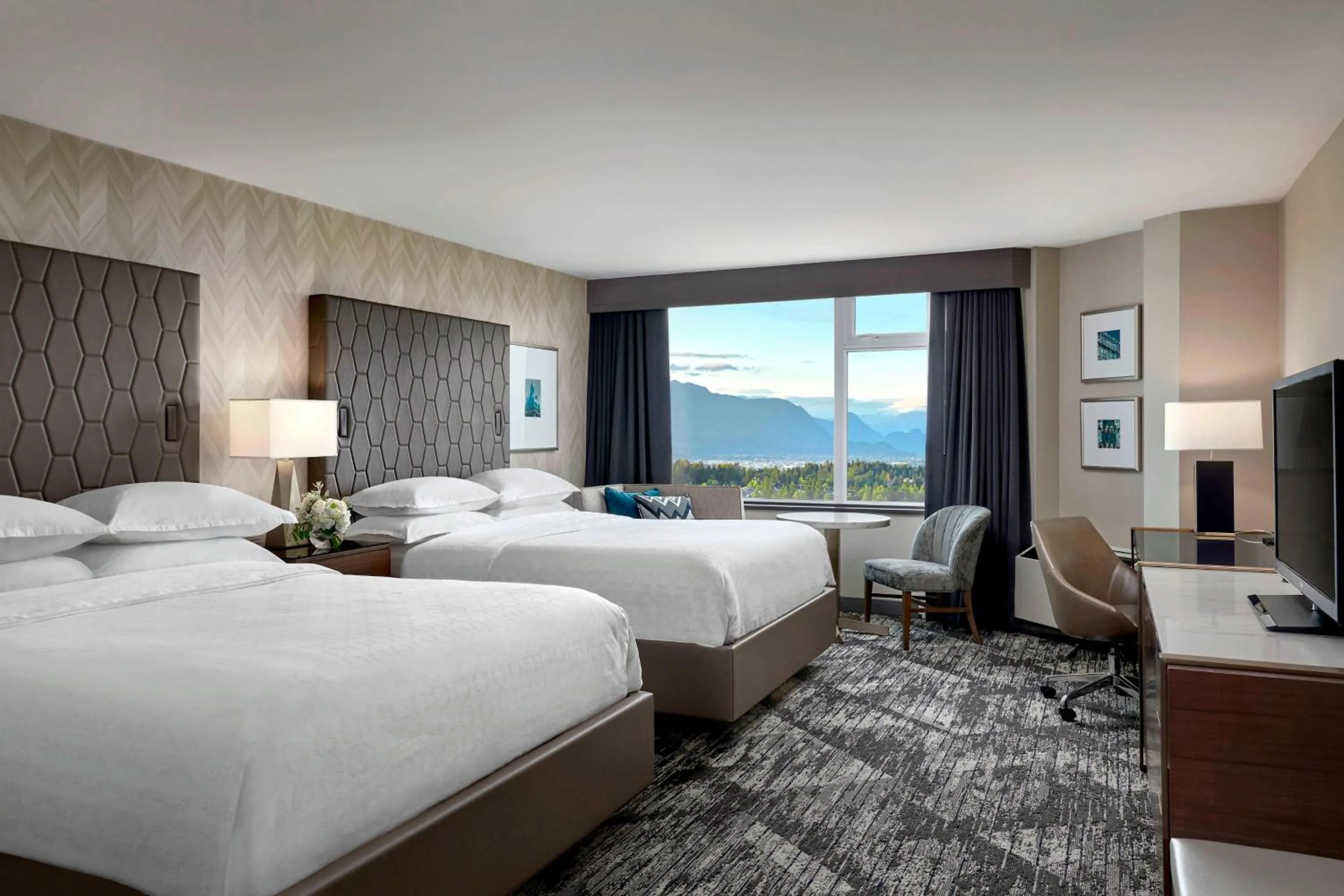 Photo of the whole room, Bed in Sheraton Vancouver Guildford Hotel