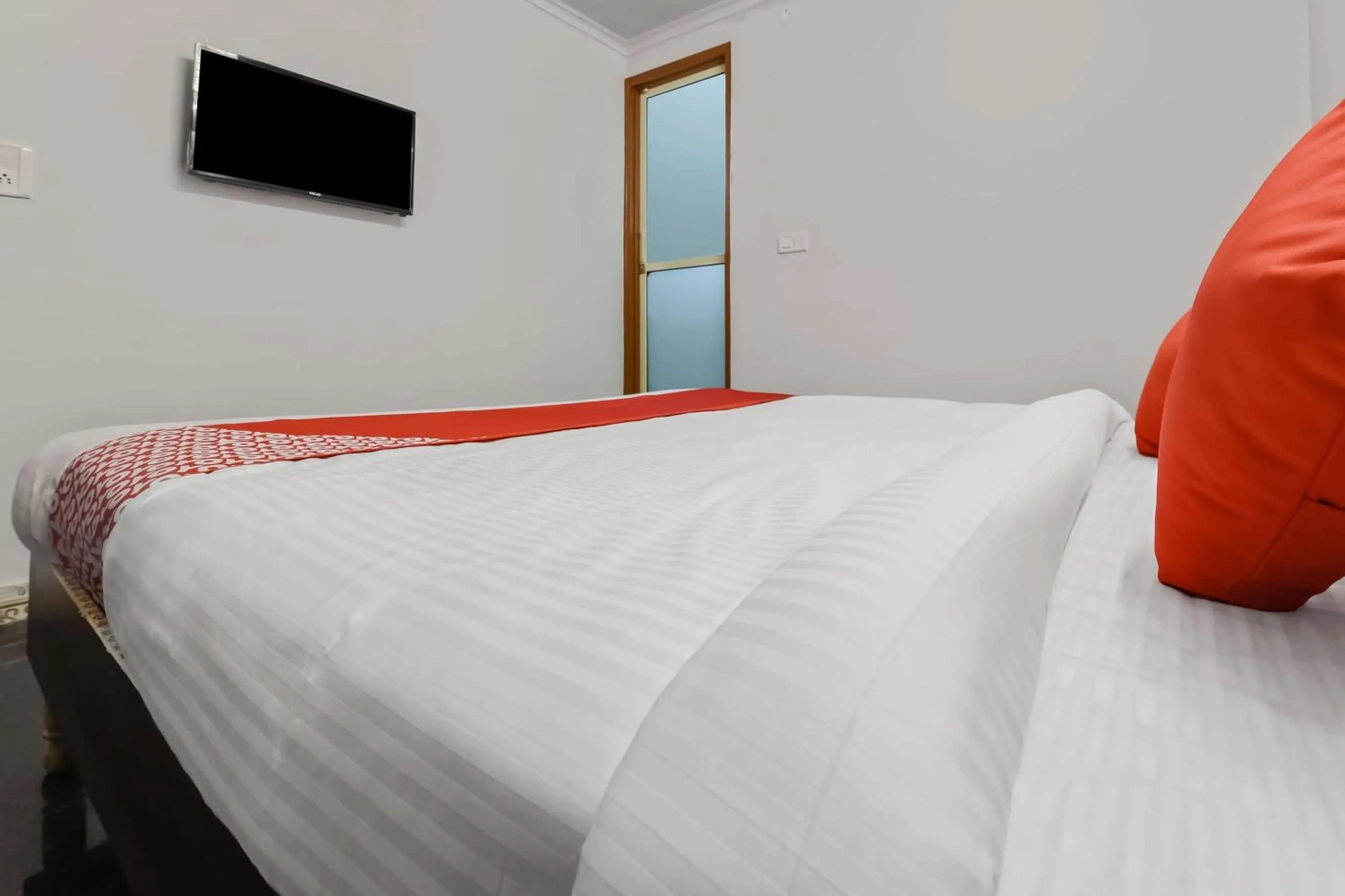 Bedroom, Bed in Hotel O SATGURU RASIDENCY DWARKA MOR