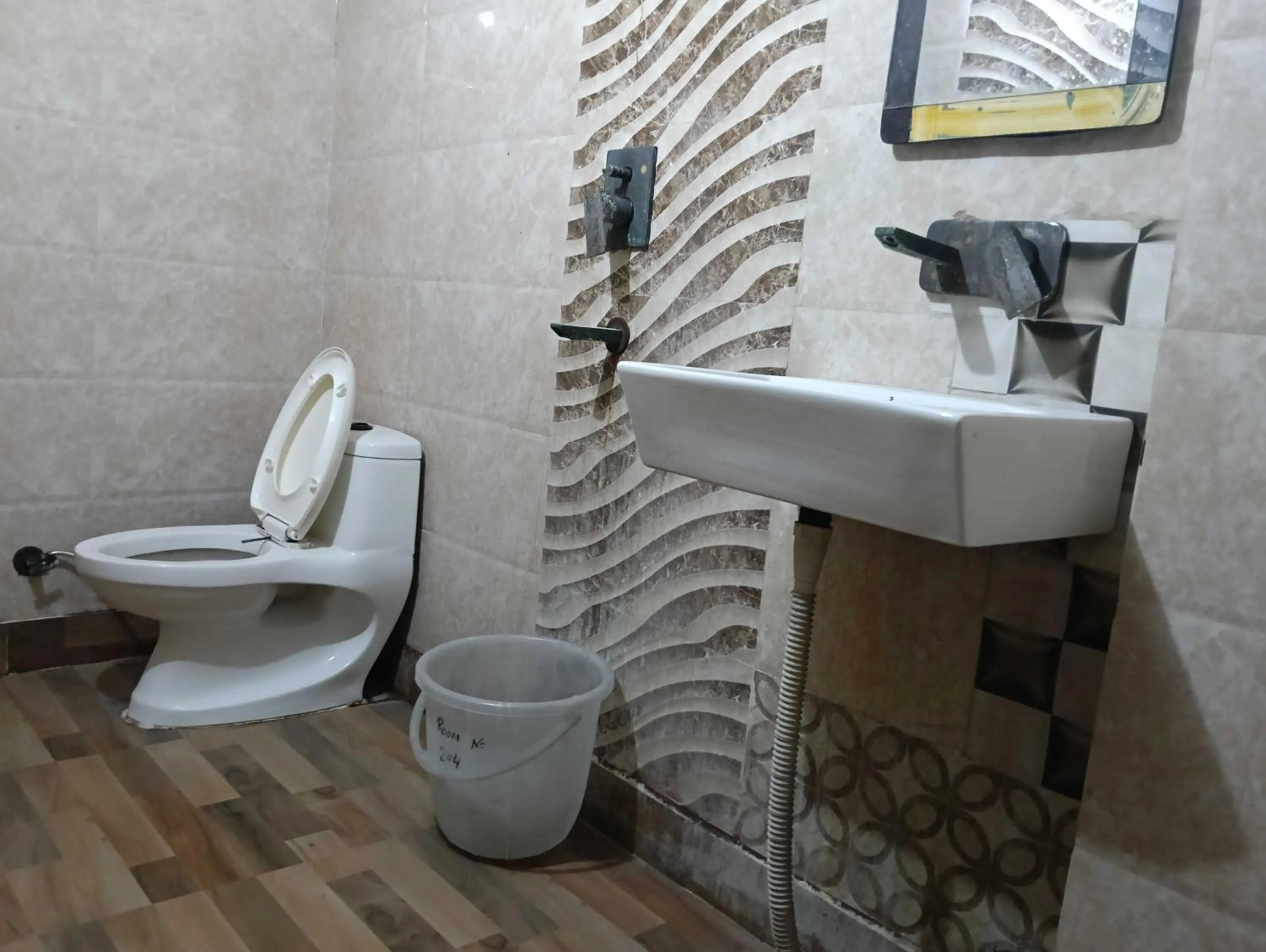Bathroom in Hotel O SATGURU RASIDENCY DWARKA MOR