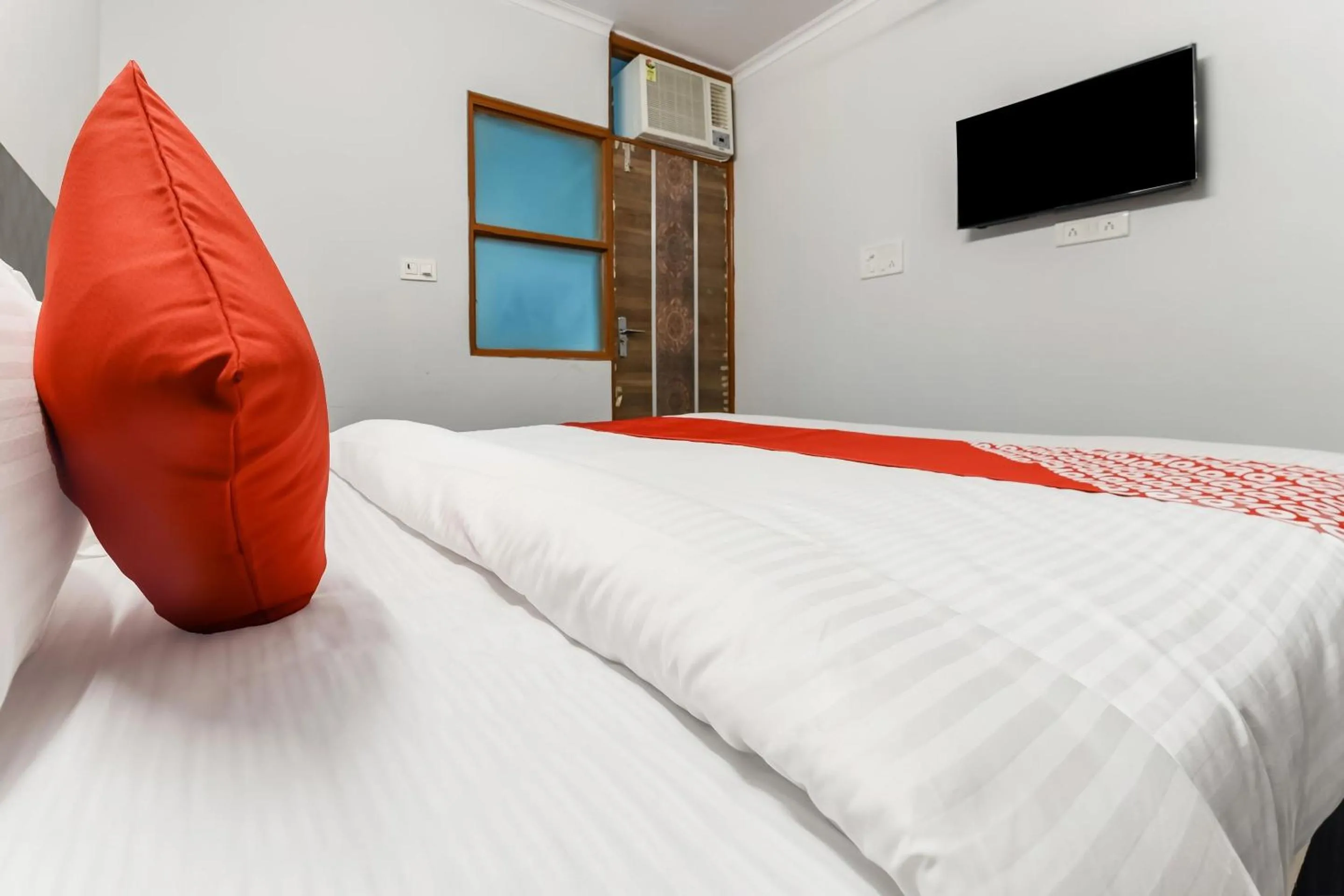 Facade/entrance, Bed in Hotel O SATGURU RASIDENCY DWARKA MOR