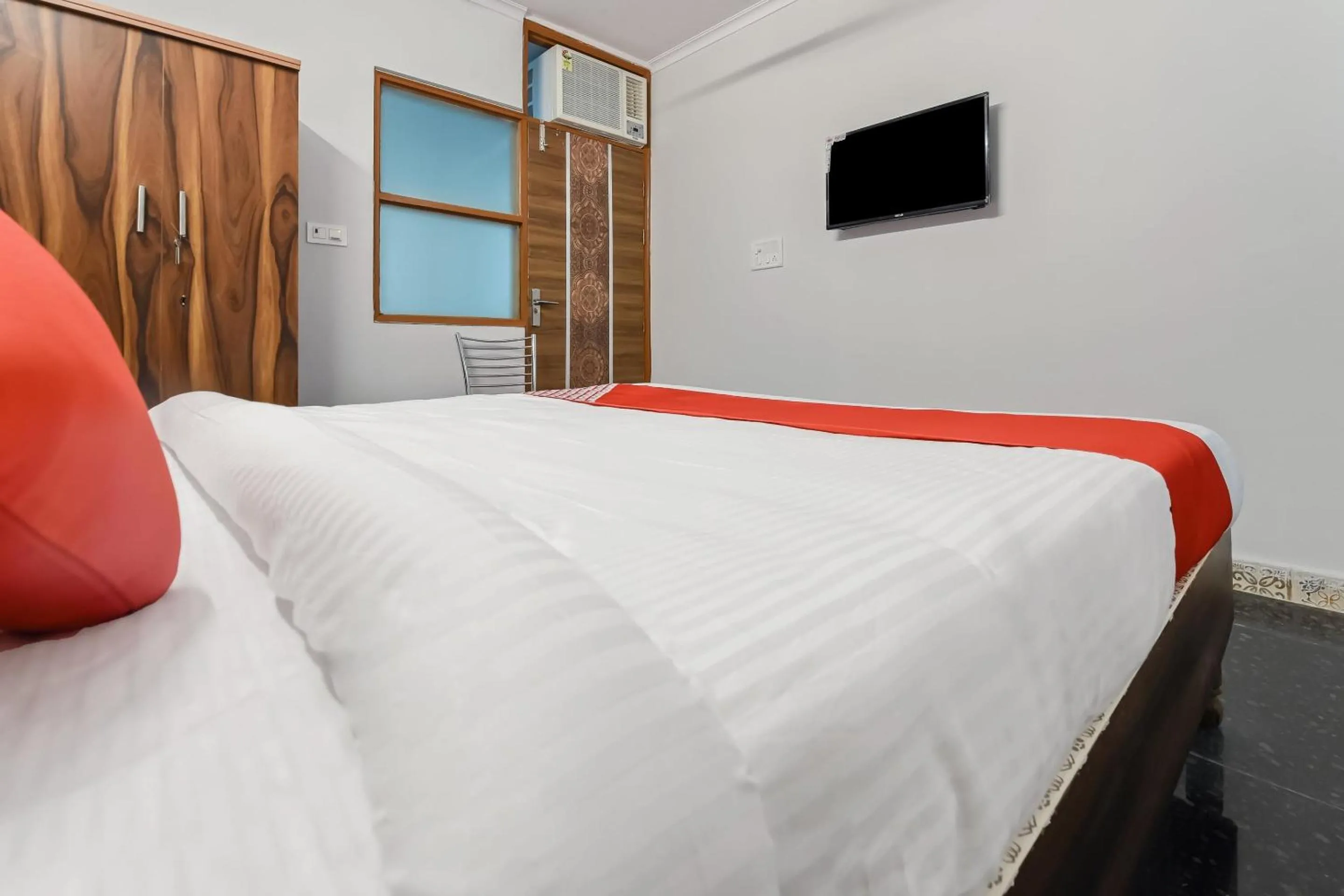 Bedroom, Bed in Hotel O SATGURU RASIDENCY DWARKA MOR
