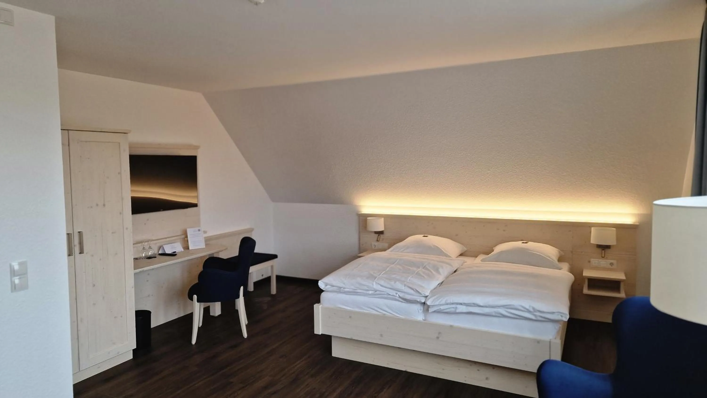 Photo of the whole room, Bed in Hotel Altes Land