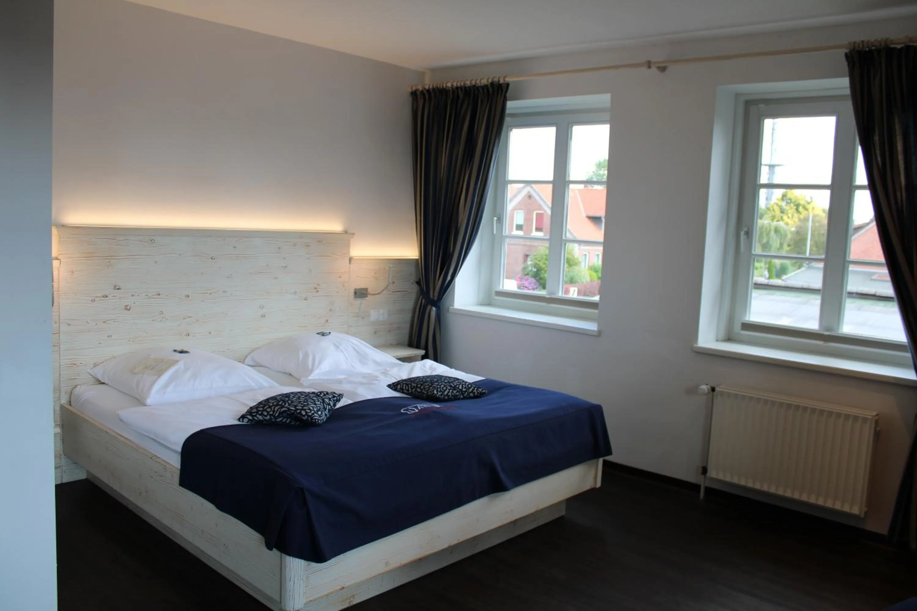 Photo of the whole room, Bed in Hotel Altes Land