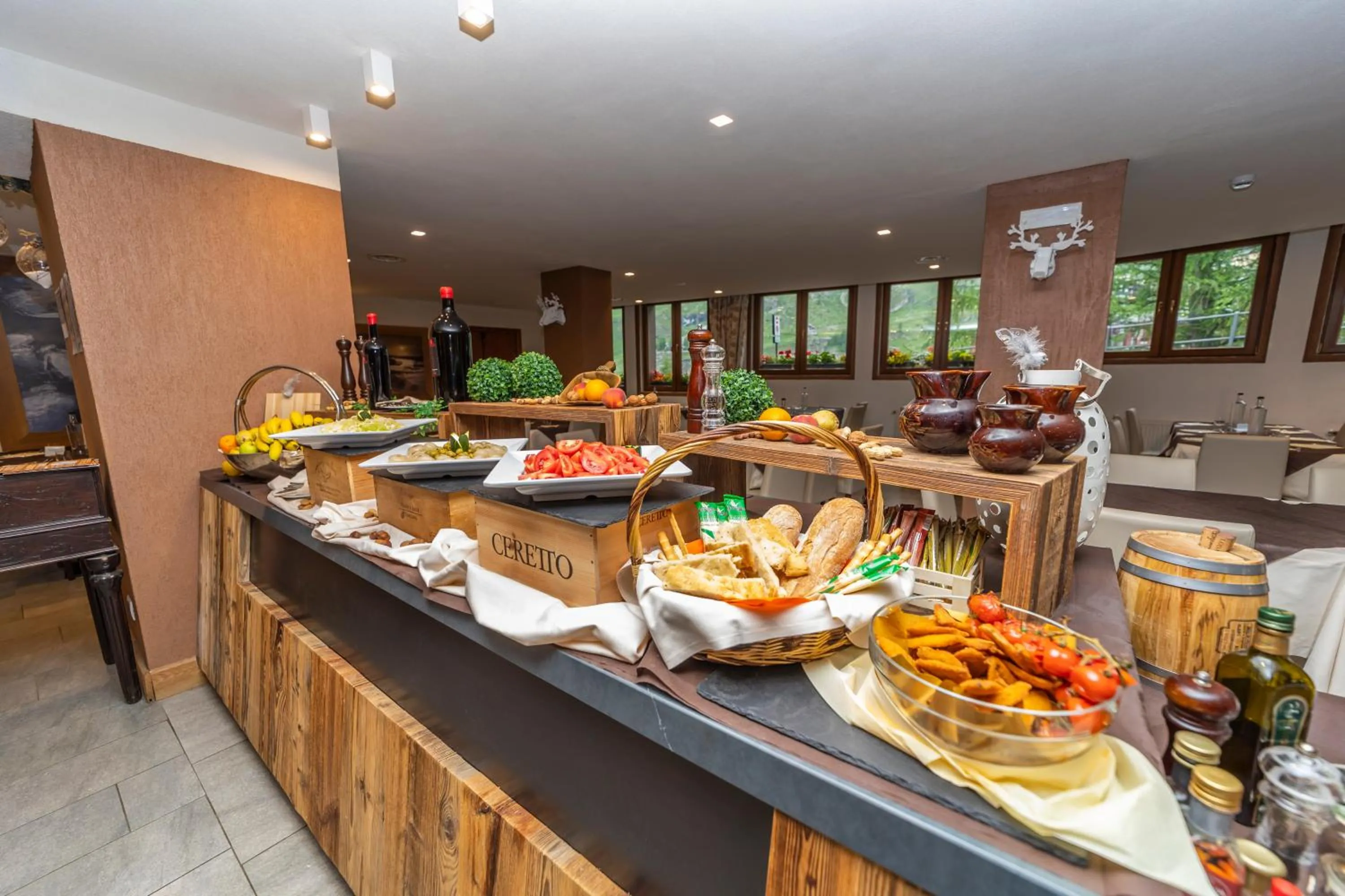 Restaurant/places to eat in Hotel Petit Palais