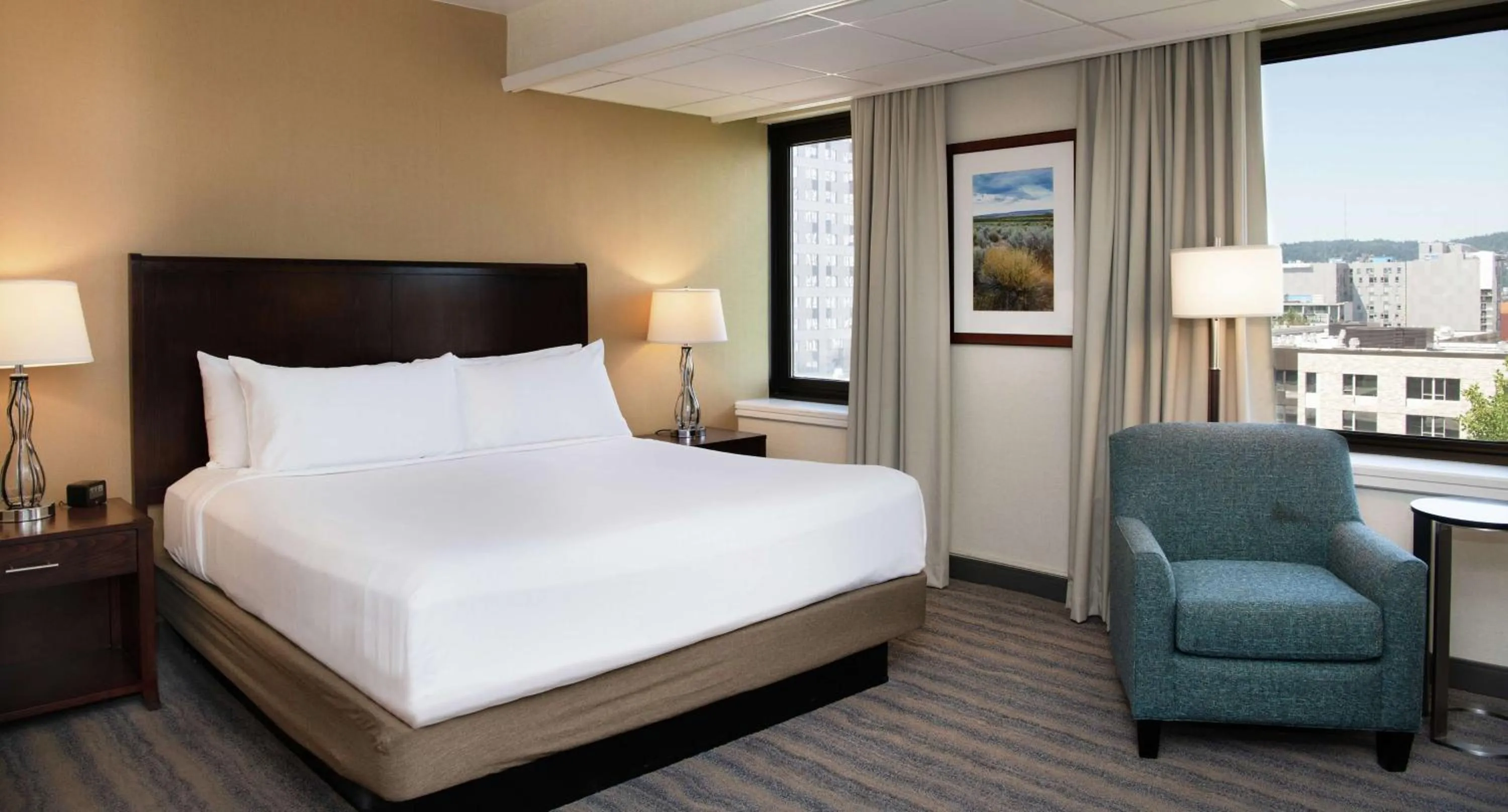 Photo of the whole room, Bed in DoubleTree by Hilton Portland