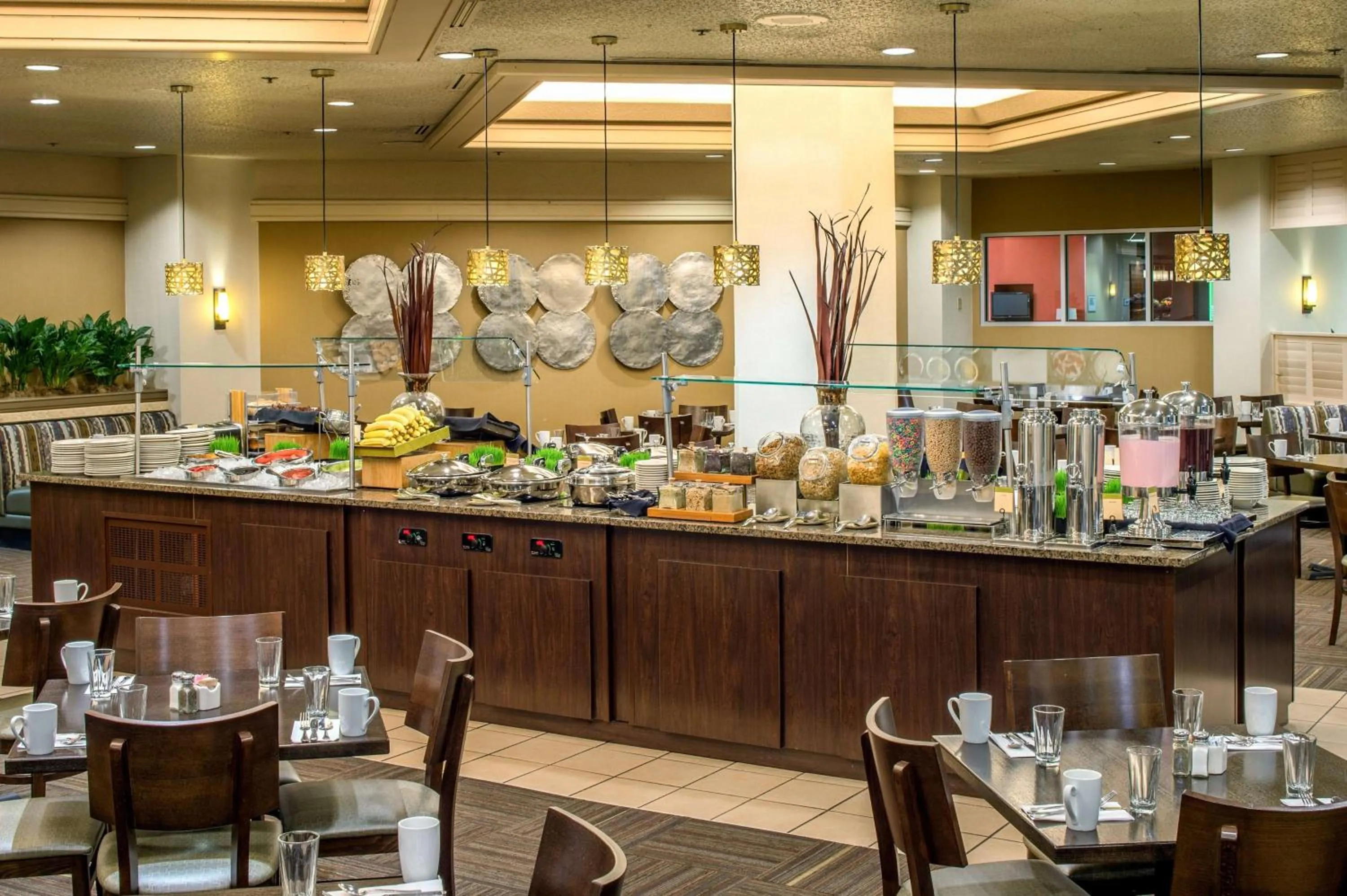 Dining area in DoubleTree by Hilton Portland