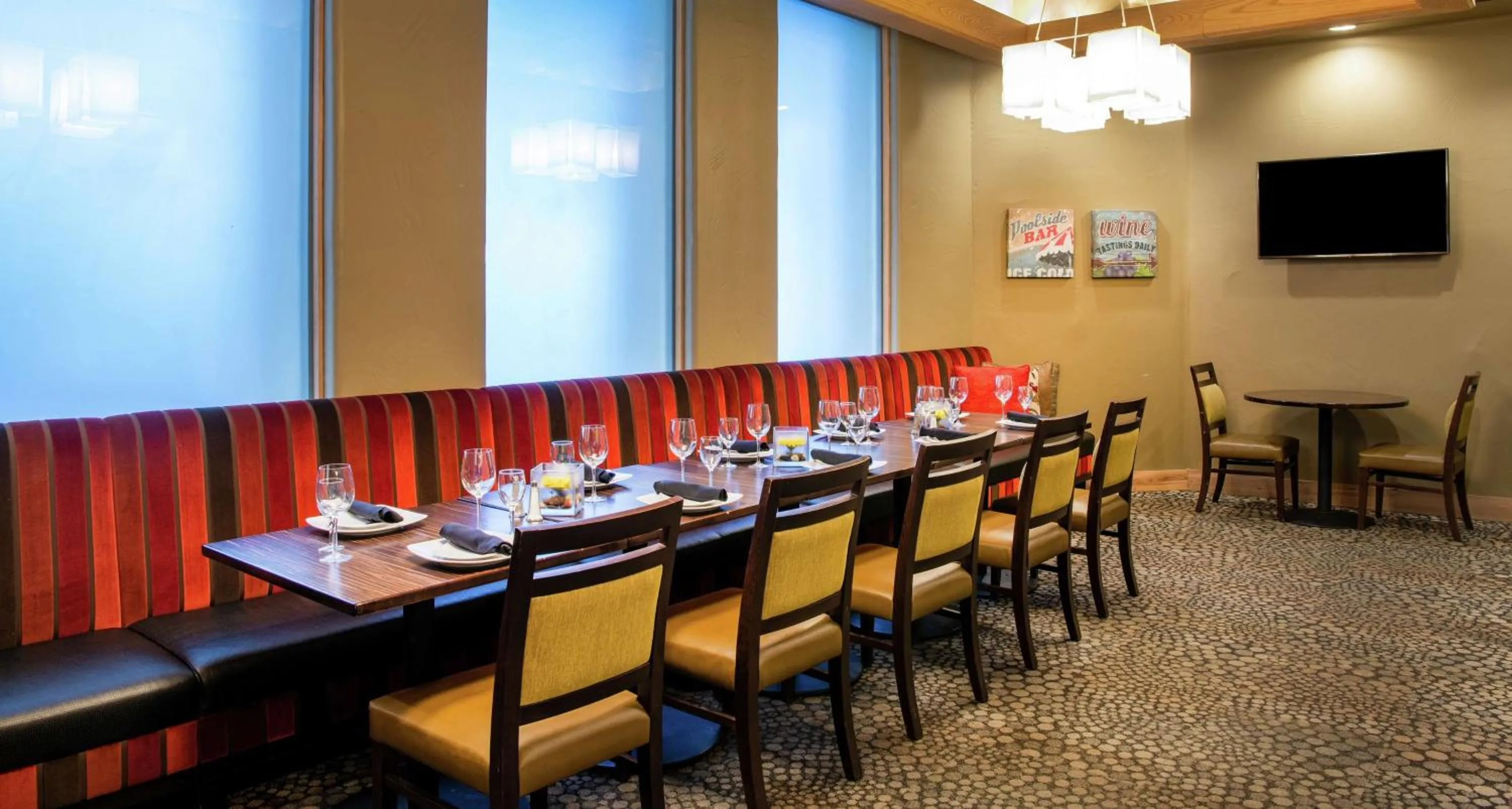 Dining area in DoubleTree by Hilton Portland