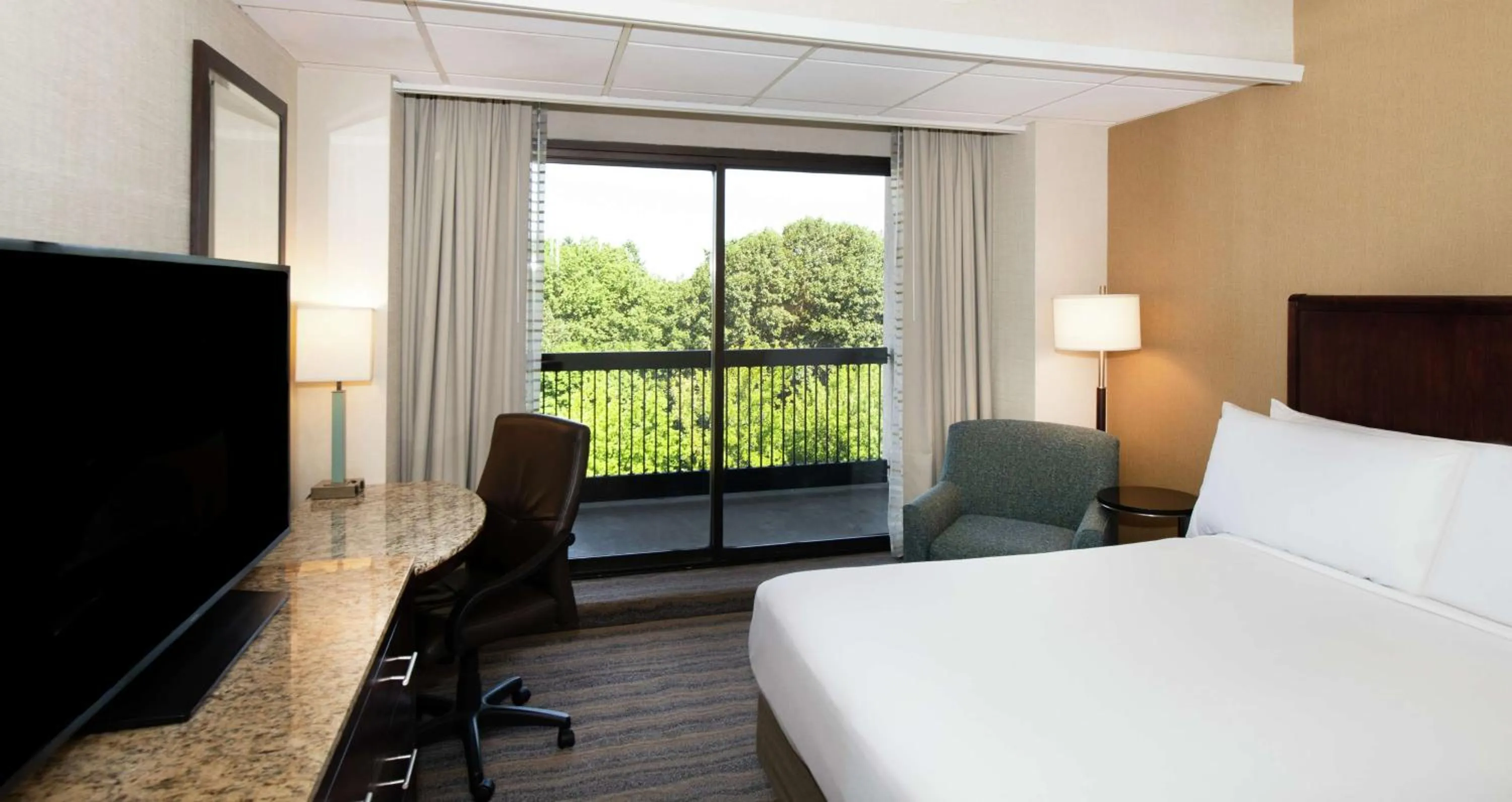 Photo of the whole room, Bed in DoubleTree by Hilton Portland