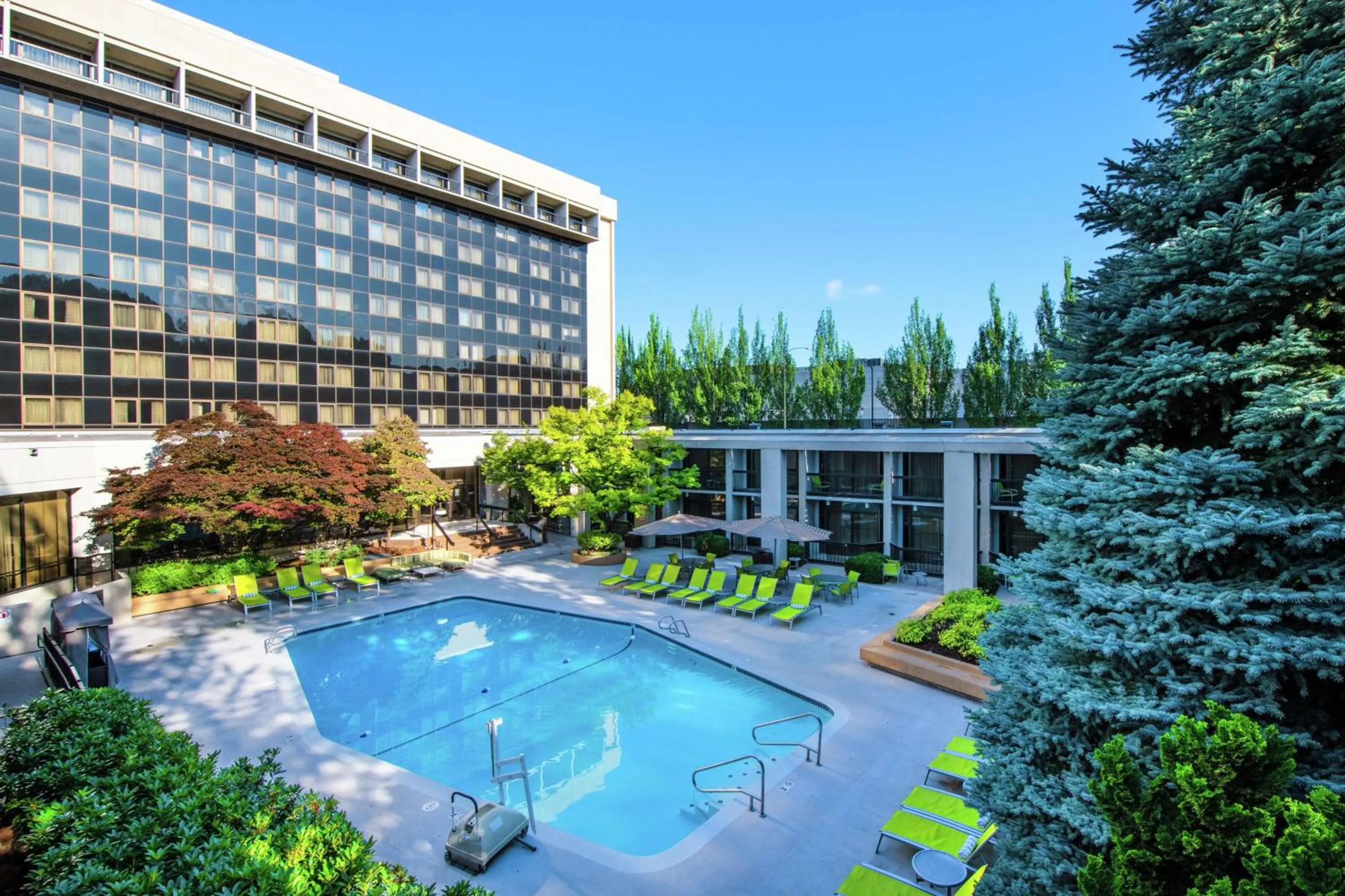 Swimming pool in DoubleTree by Hilton Portland