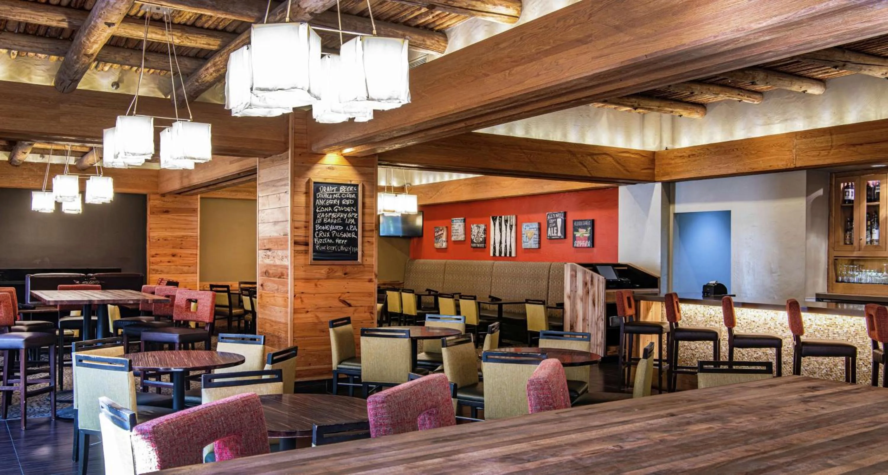 Dining area in DoubleTree by Hilton Portland