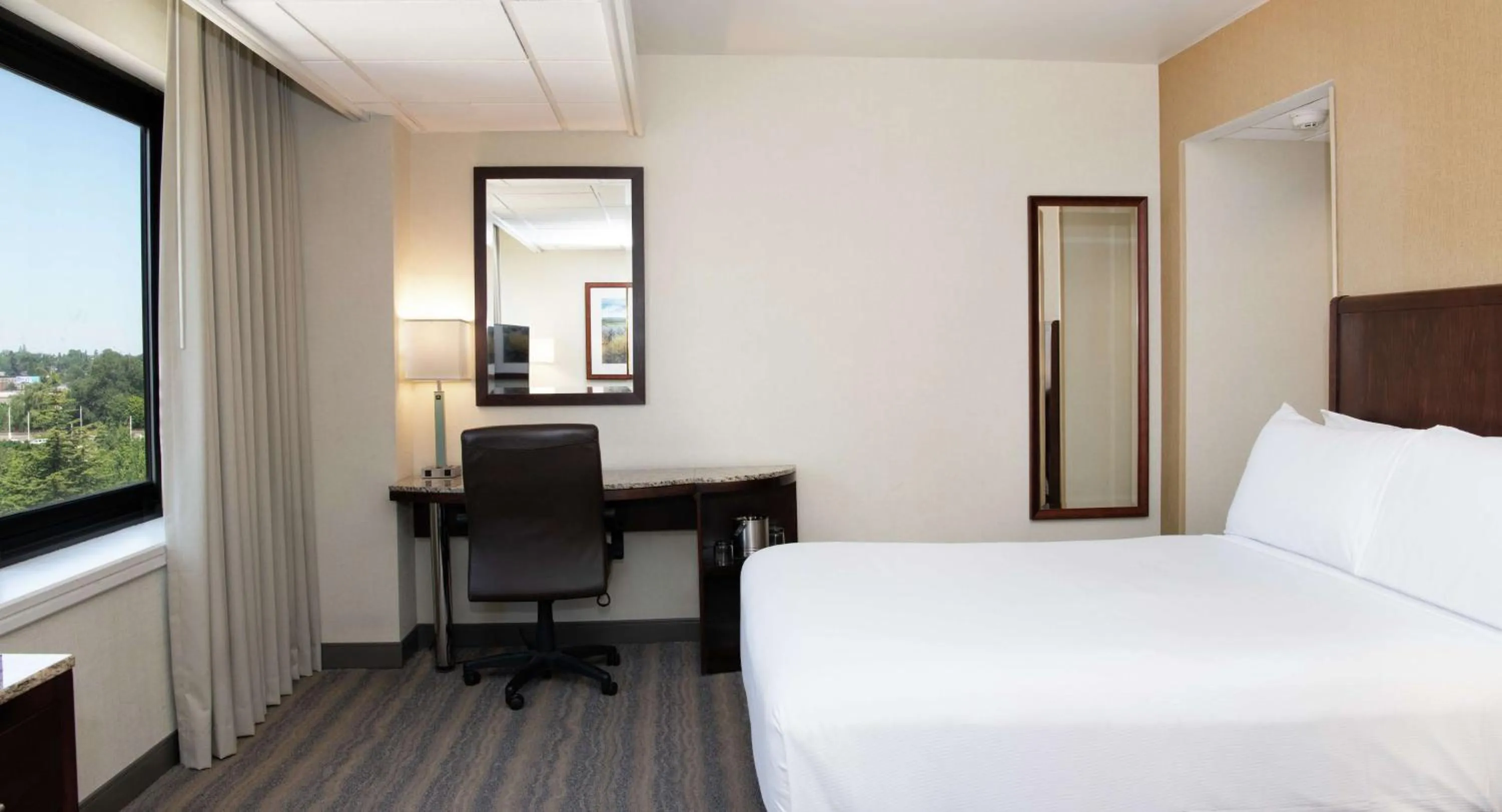 Photo of the whole room, Bed in DoubleTree by Hilton Portland