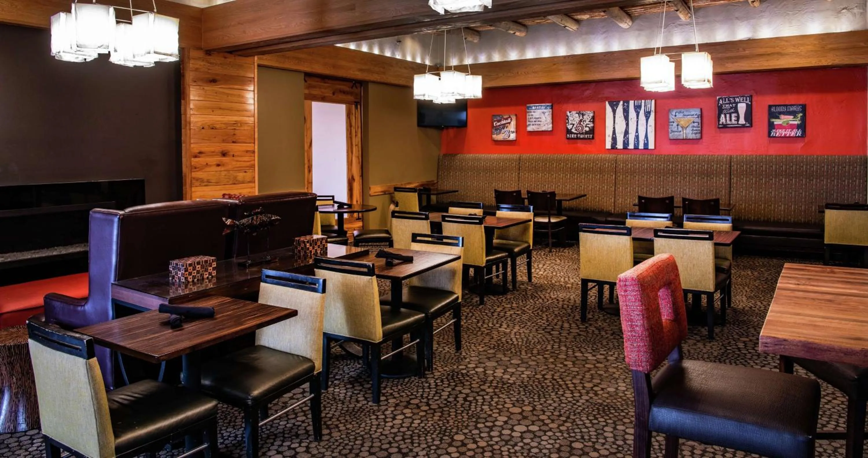 Dining area in DoubleTree by Hilton Portland