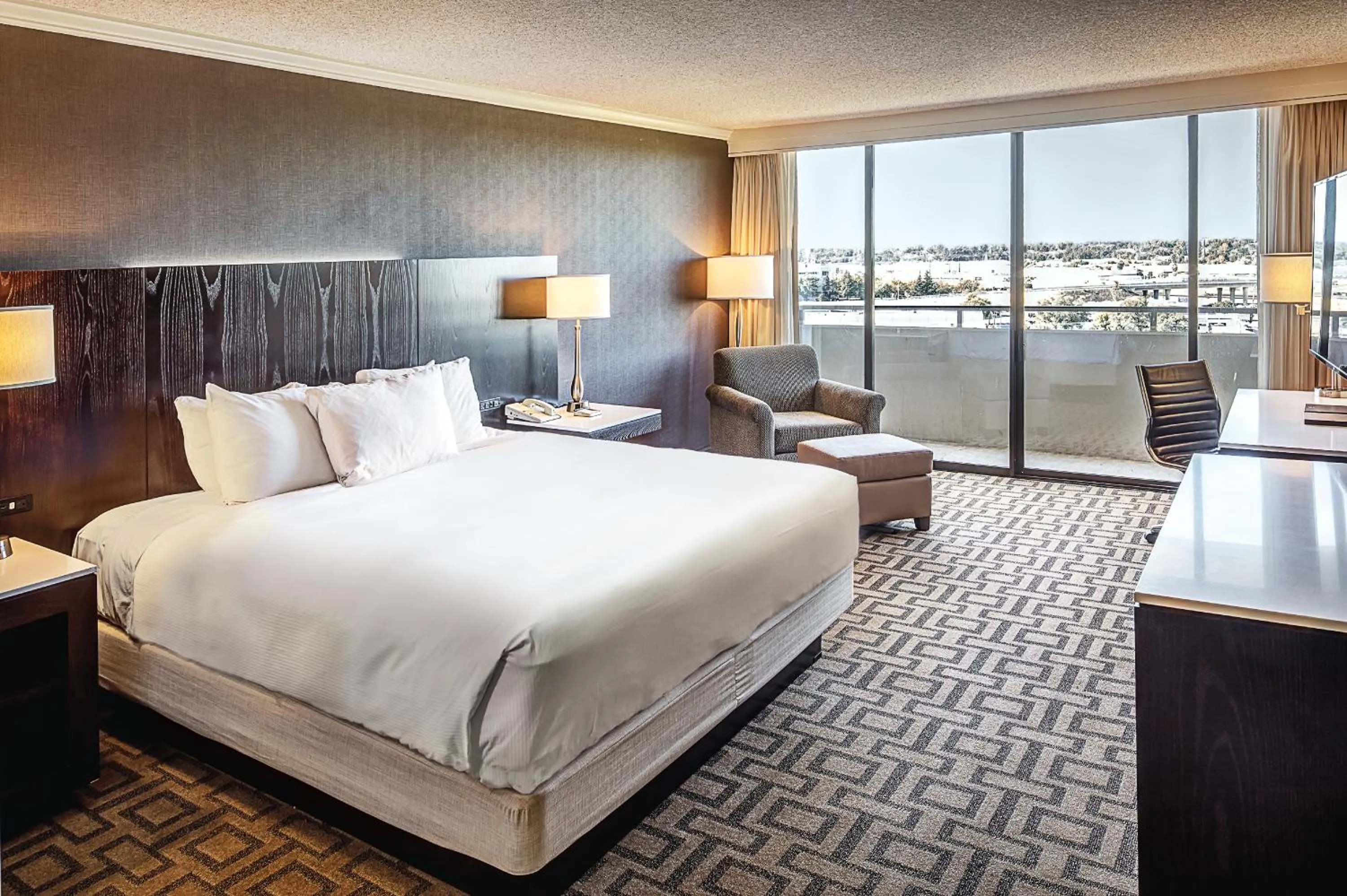 Bed in Hilton Sacramento Arden West