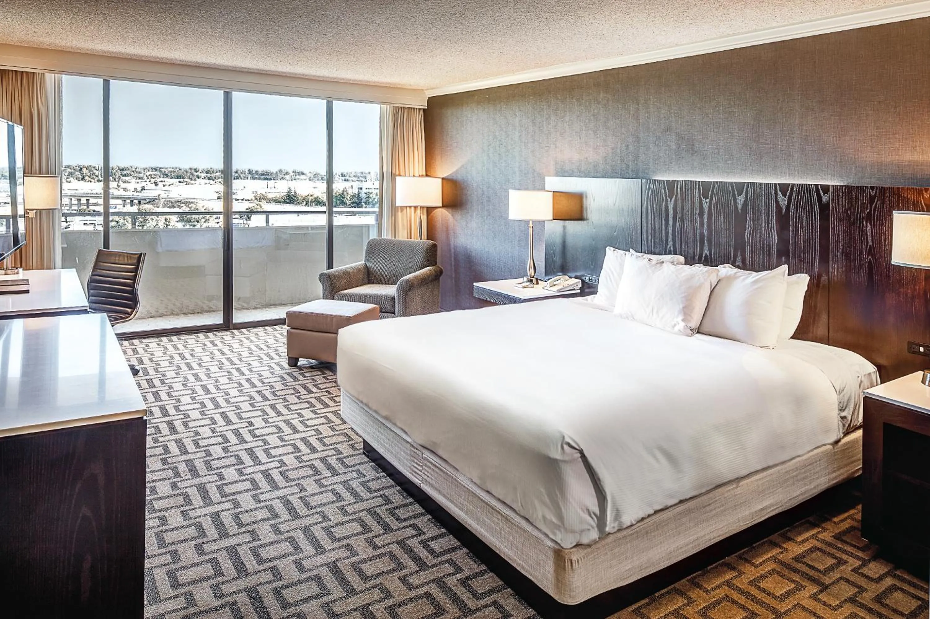 Bed in Hilton Sacramento Arden West