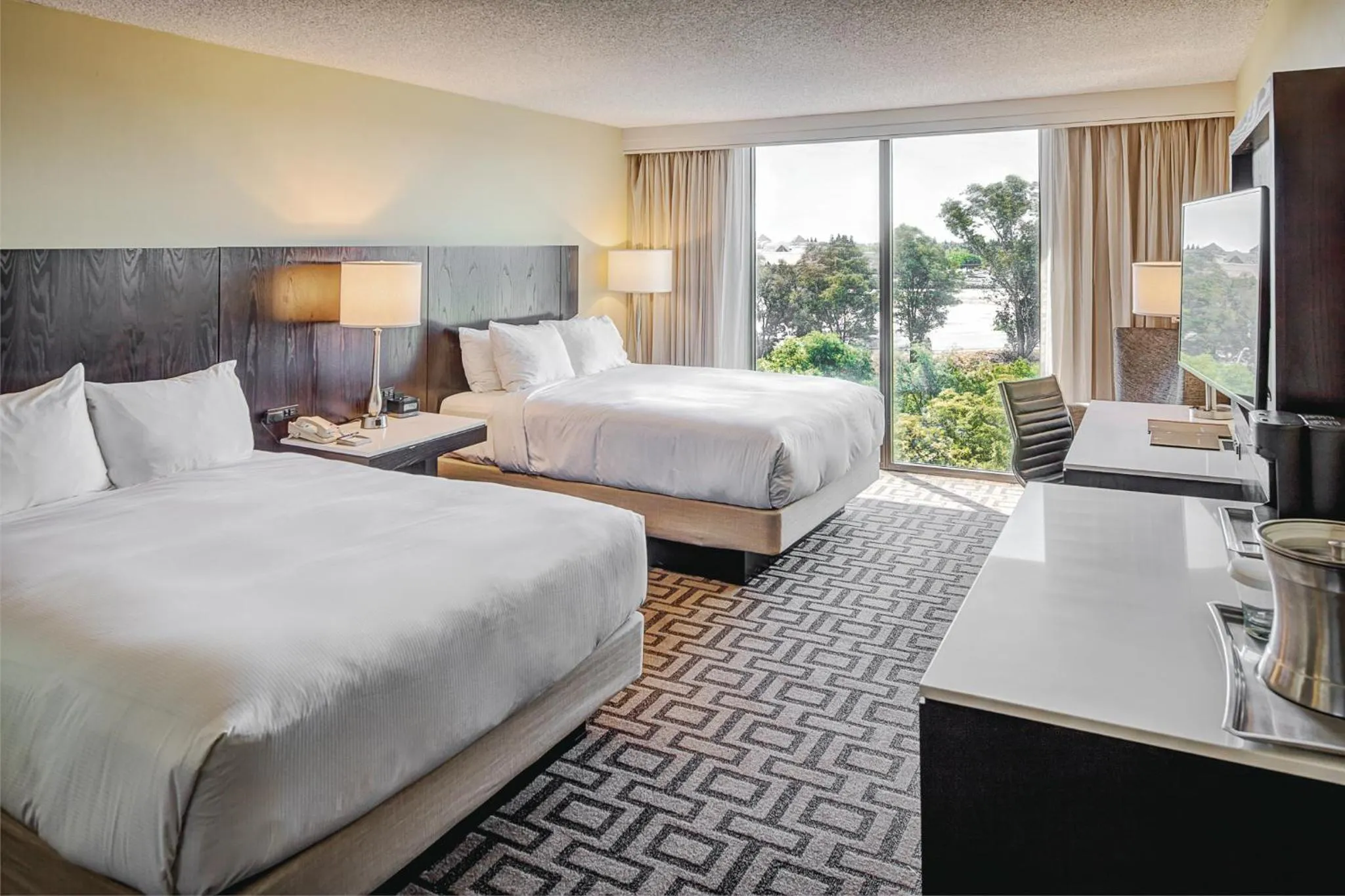 Bed in Hilton Sacramento Arden West