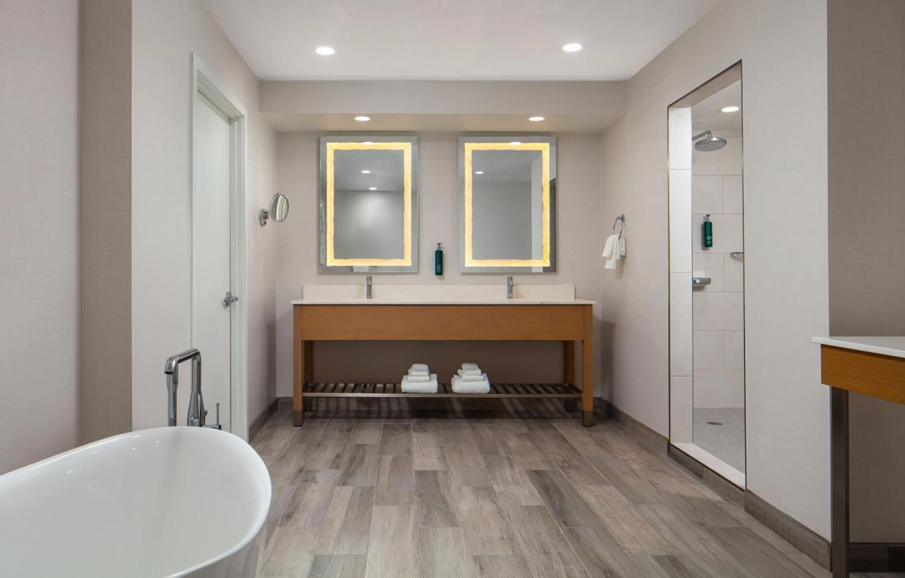 Shower in DoubleTree By Hilton Sacramento