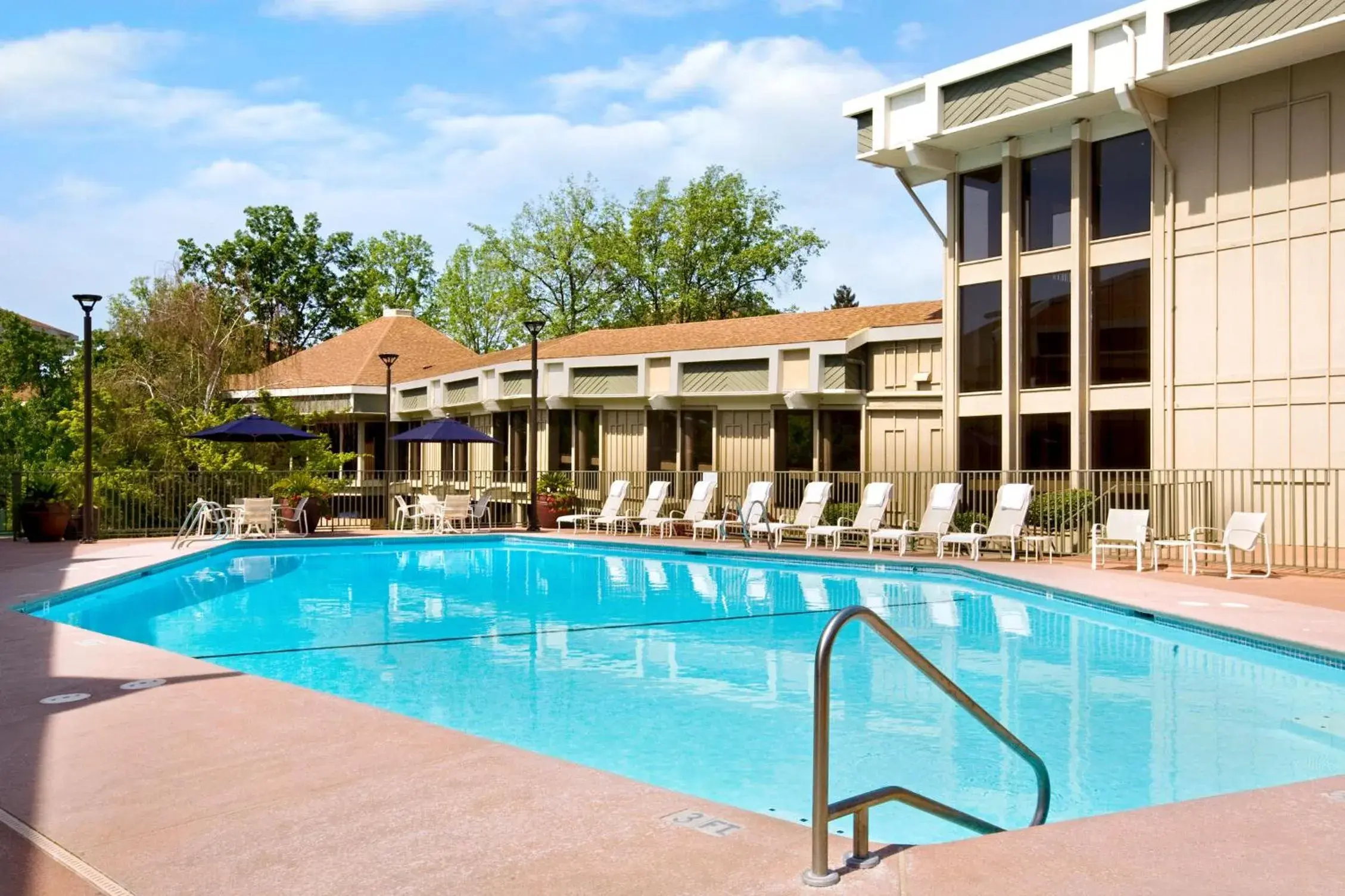 Hot Tub, Swimming Pool in DoubleTree By Hilton Sacramento