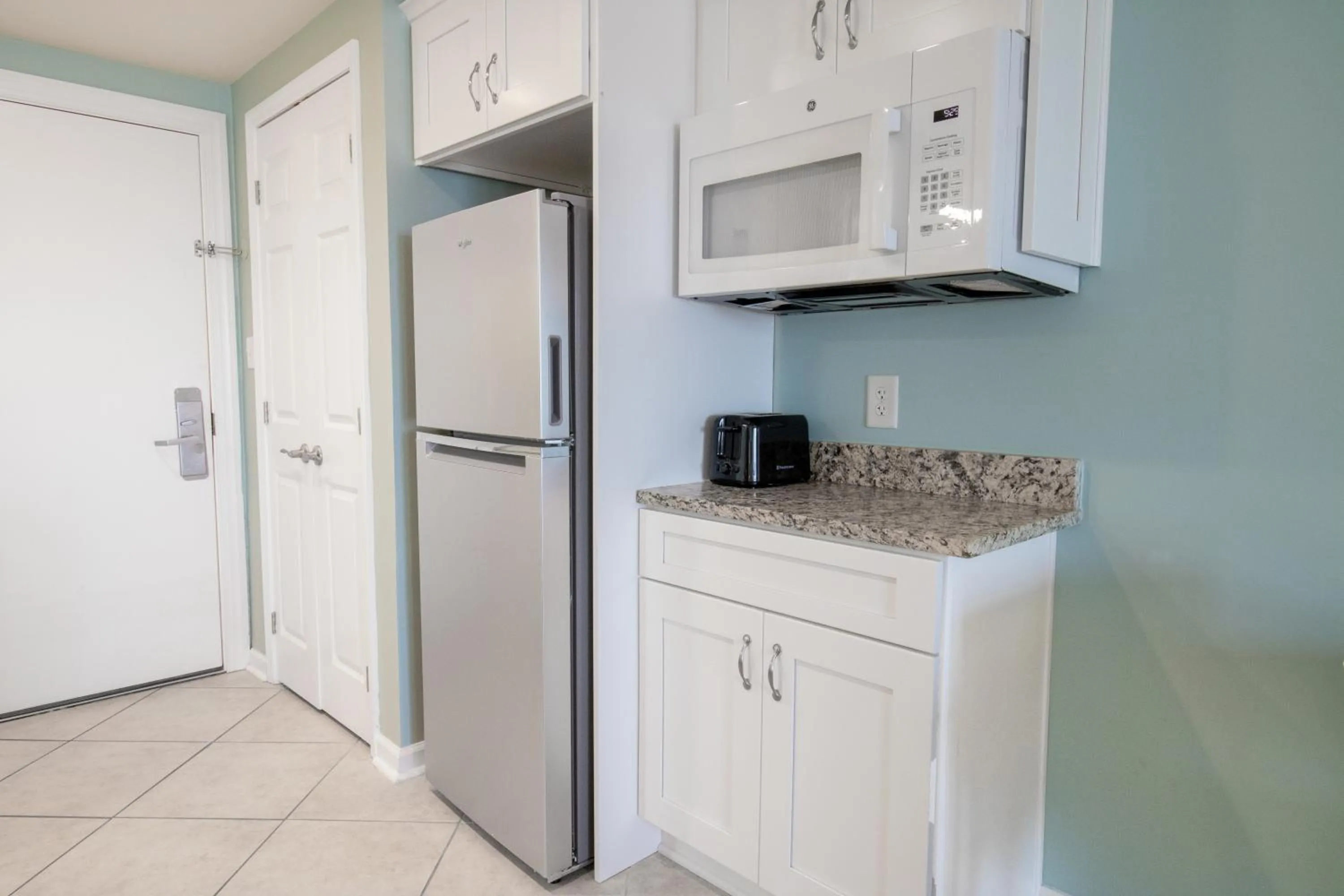 Kitchen or kitchenette in Oceanfront Litchfield Inn