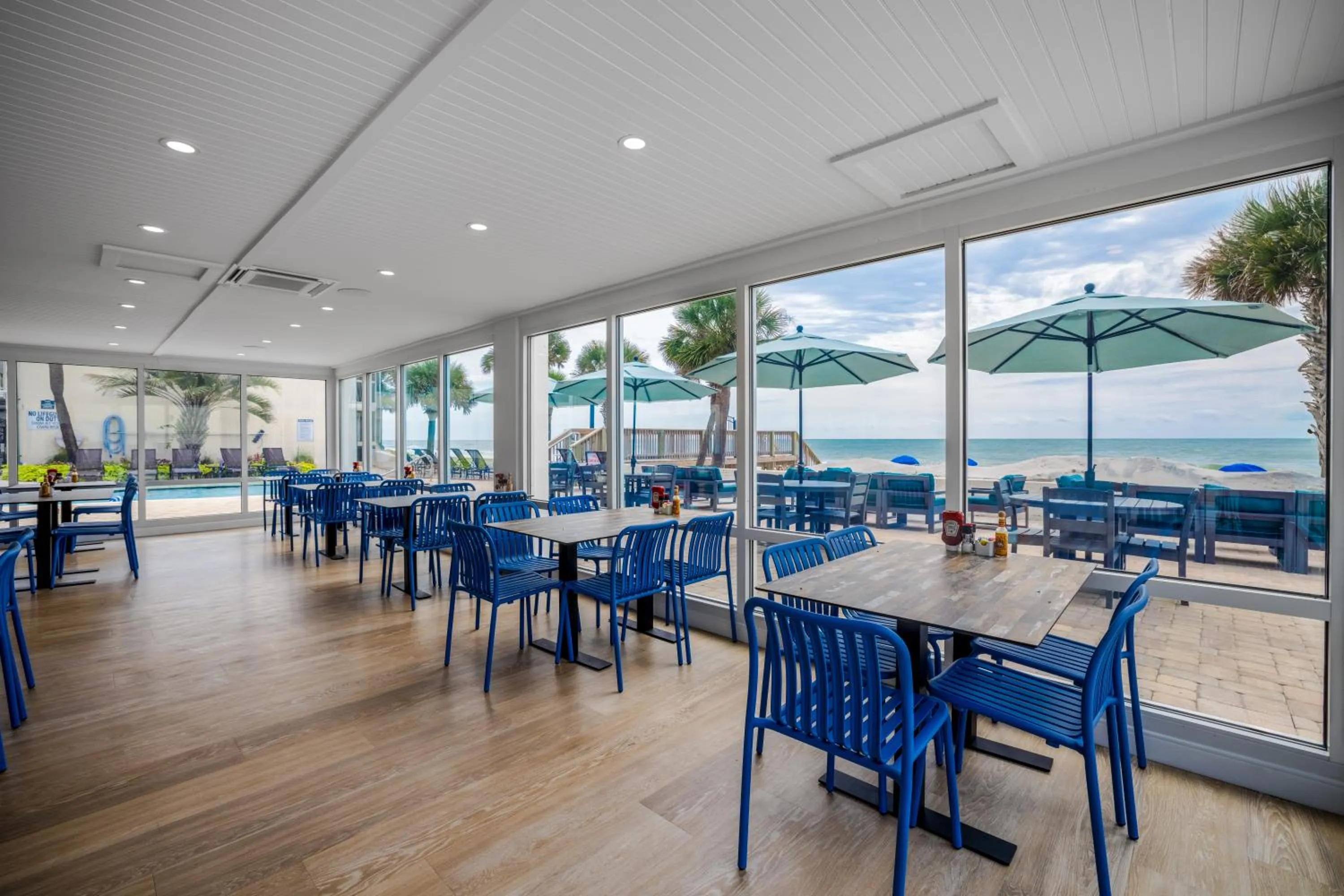 Lounge or bar in Oceanfront Litchfield Inn