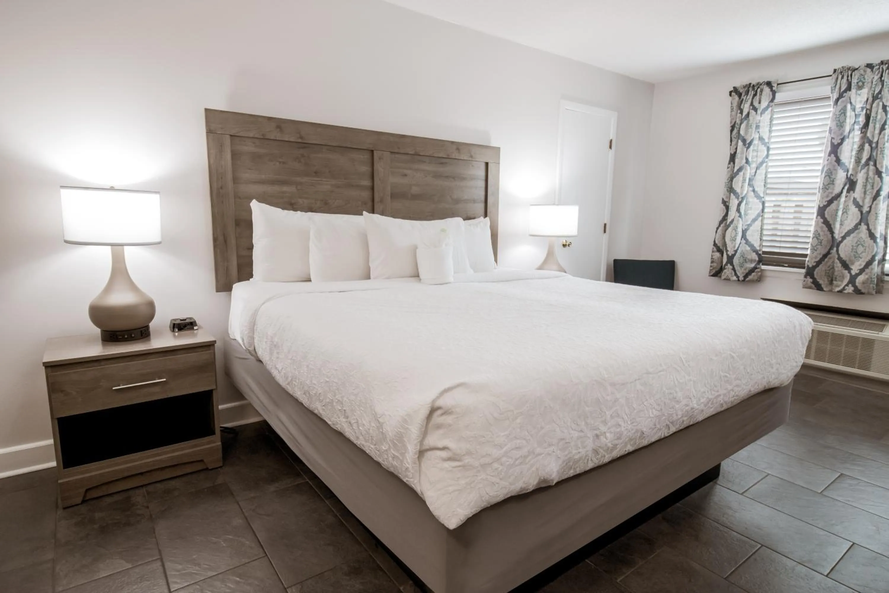 Bed in Oceanfront Litchfield Inn