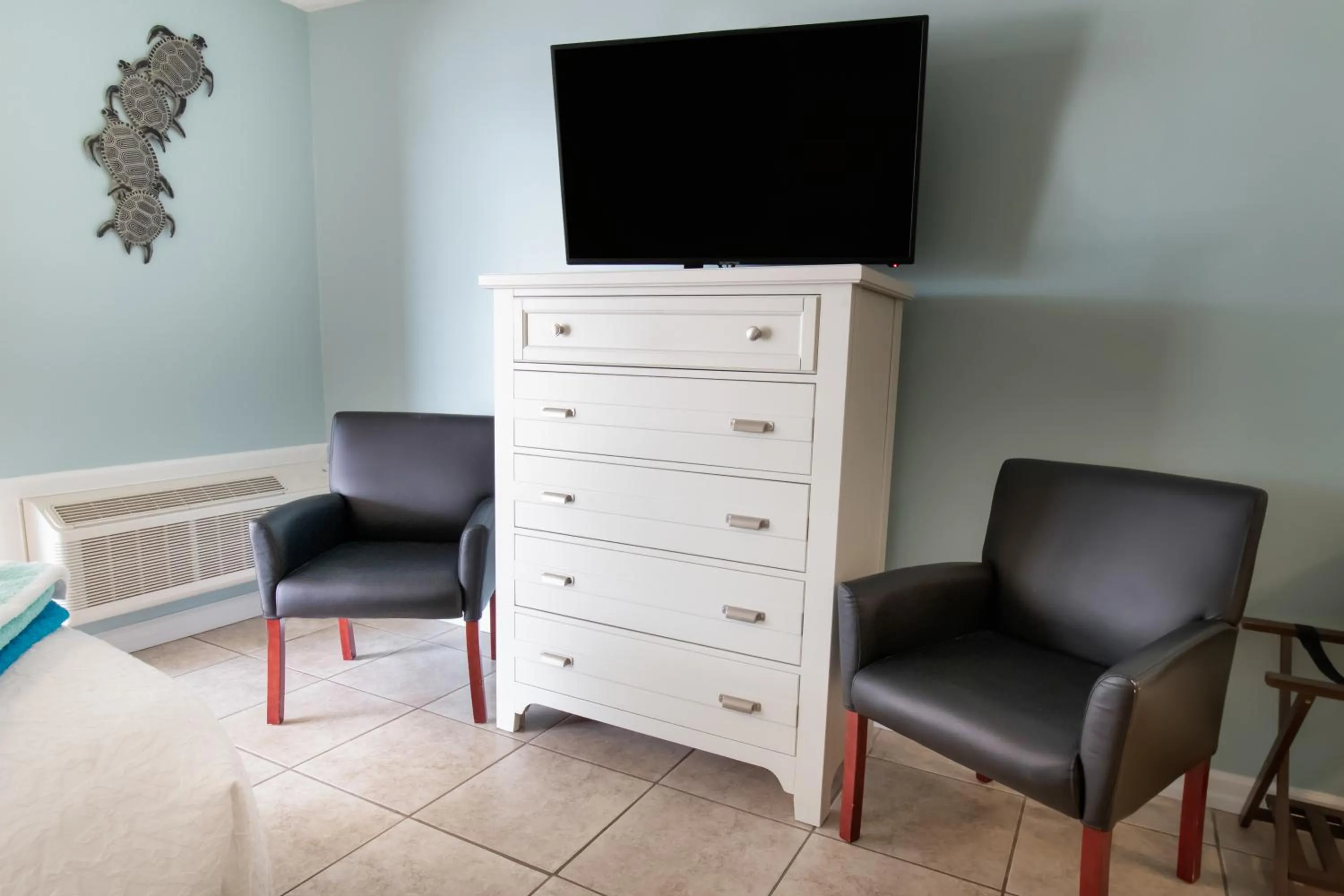 TV and multimedia in Oceanfront Litchfield Inn