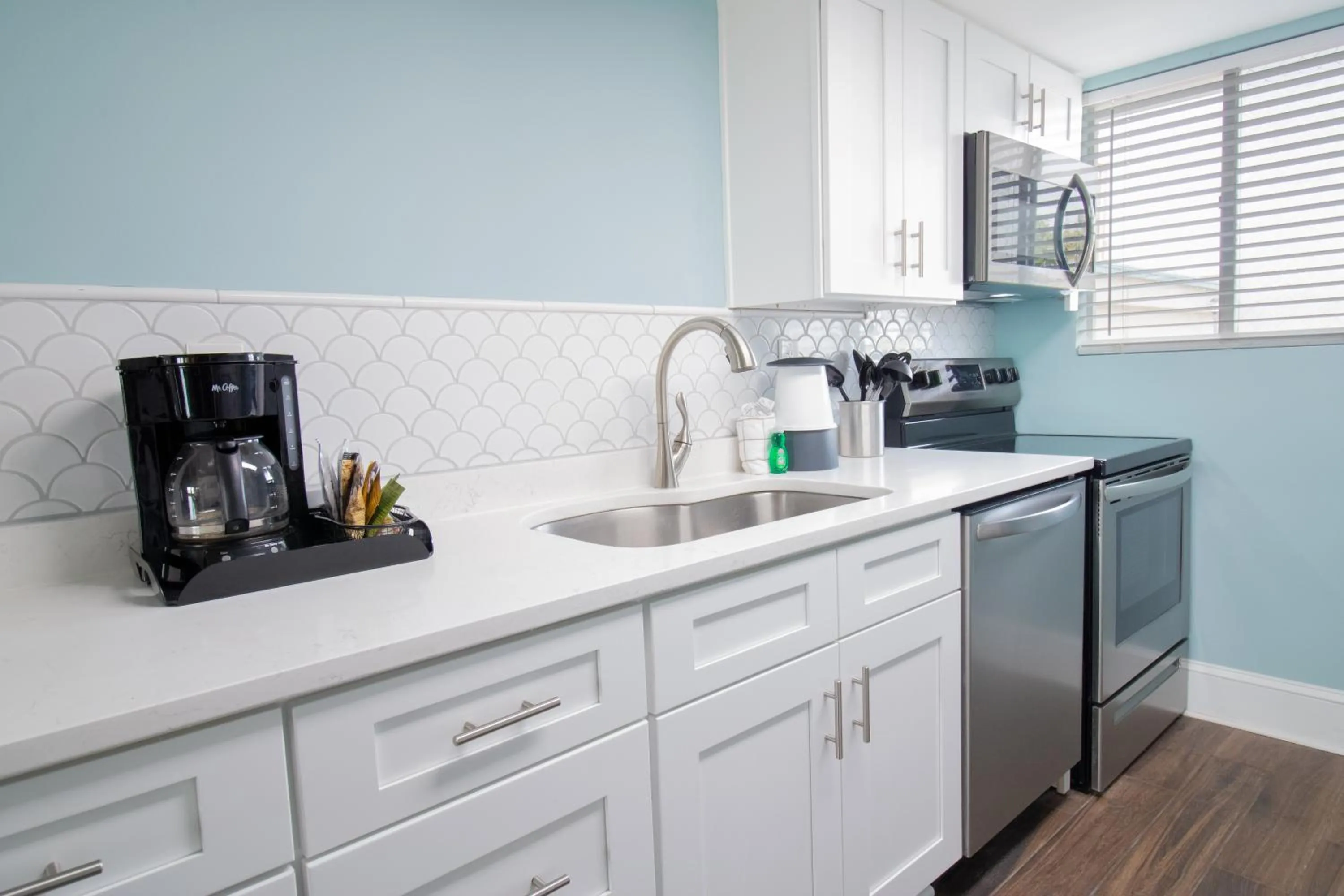 Coffee/tea facilities in Oceanfront Litchfield Inn